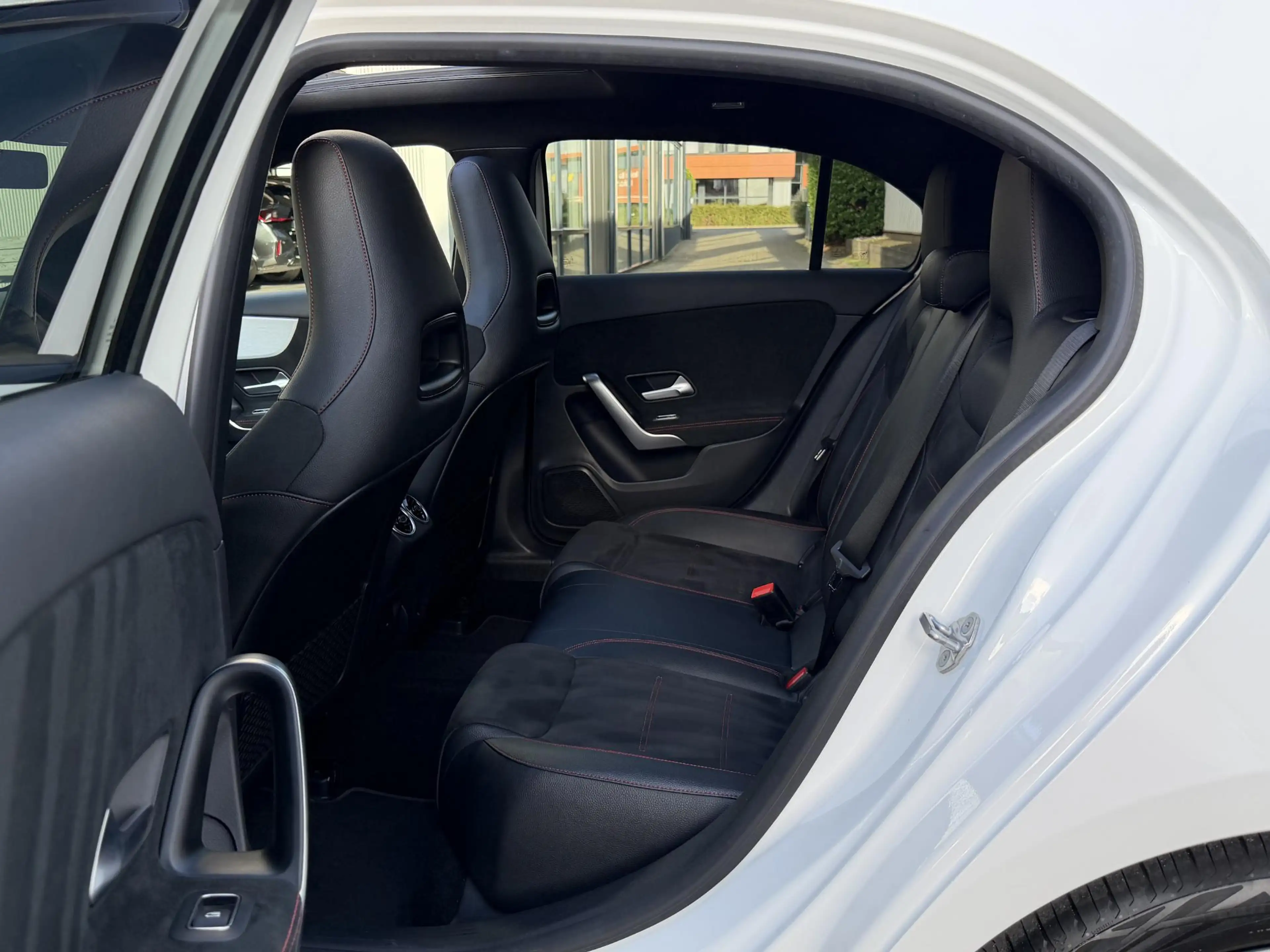 Mercedes-Benz A 180 Premium AMG Line | Pano-Dak/Sfeer/Camera/18-inch — photo 37