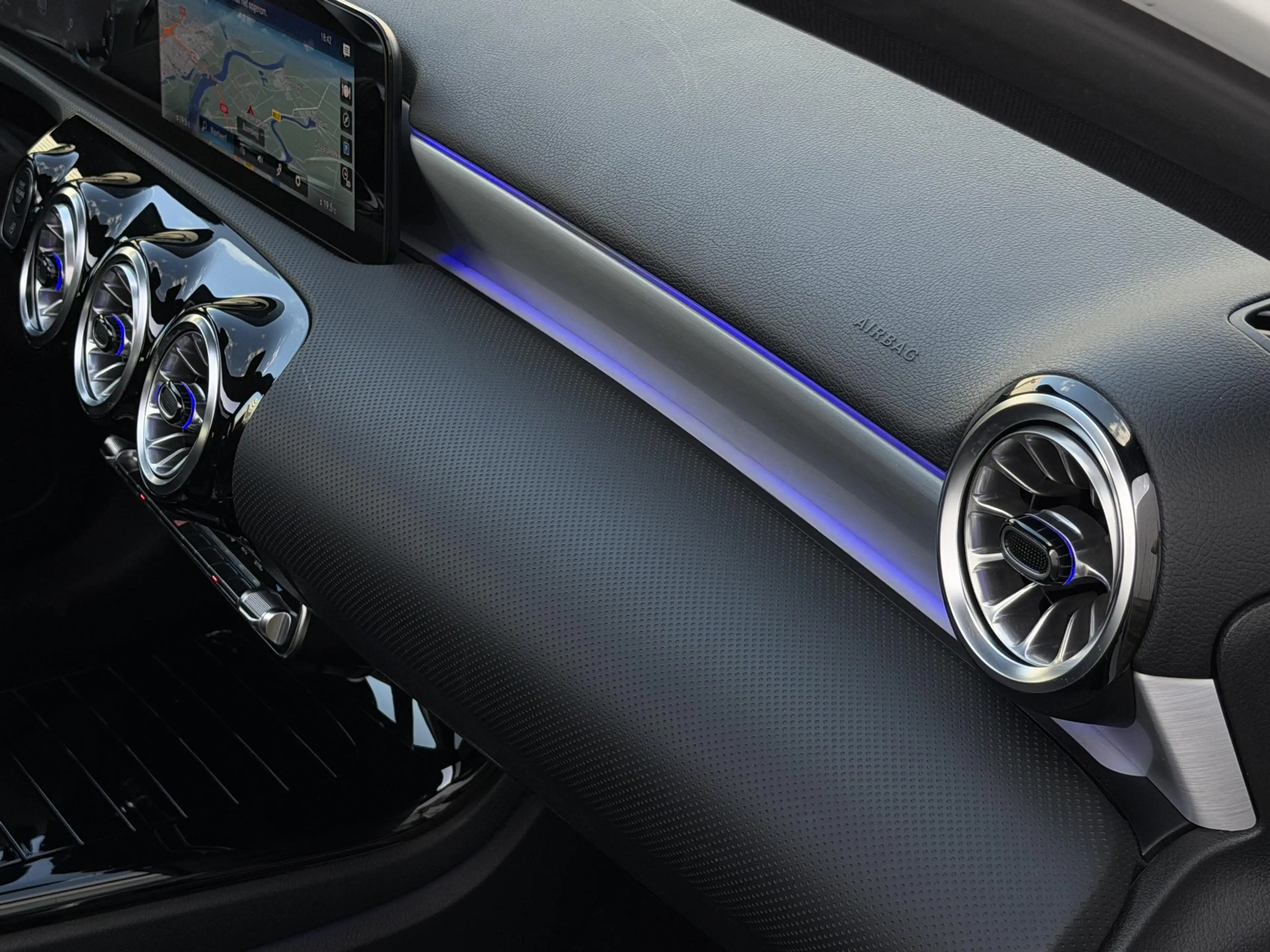 Mercedes-Benz A 180 Premium AMG Line | Pano-Dak/Sfeer/Camera/18-inch — photo 11