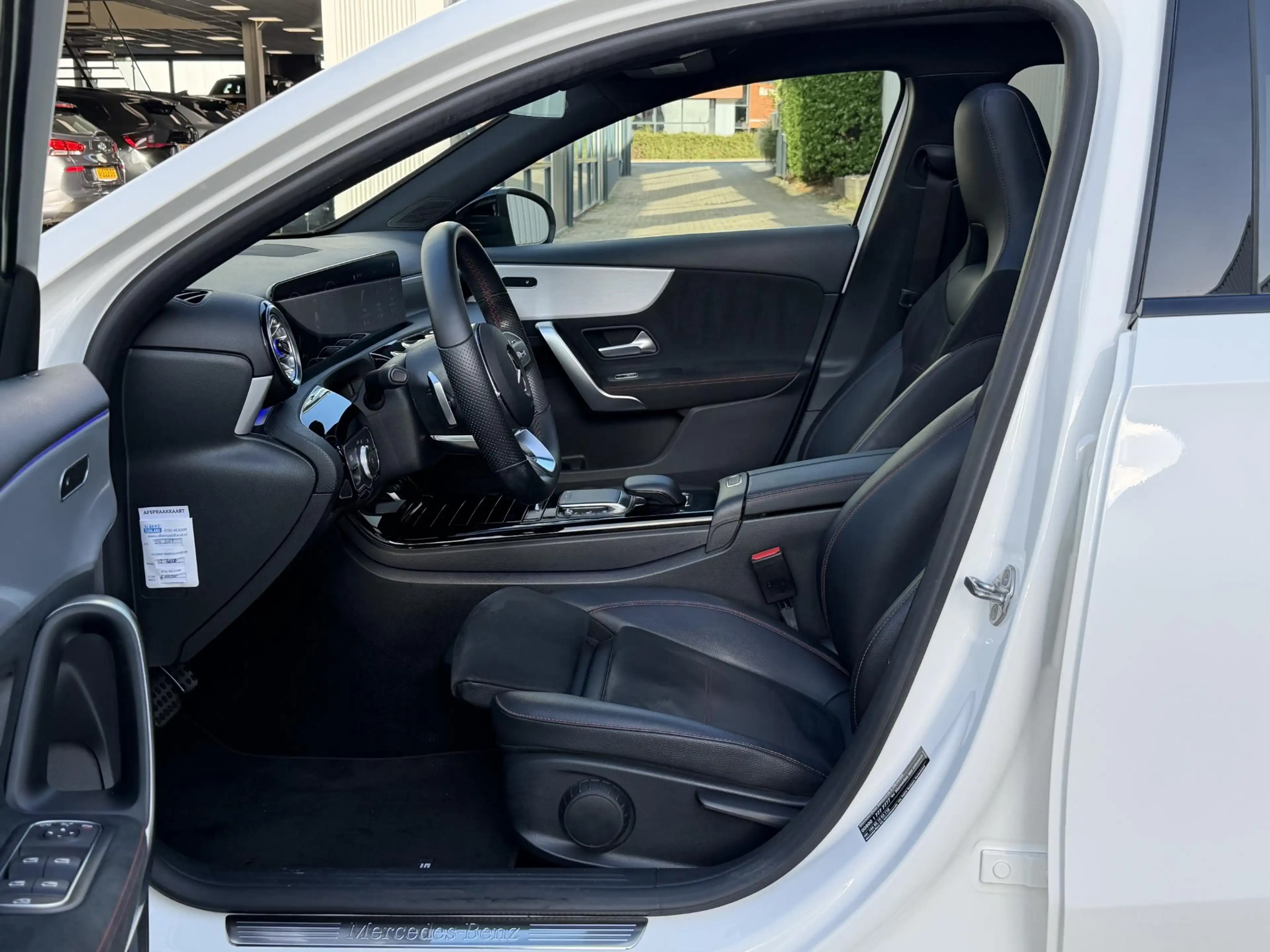 Mercedes-Benz A 180 Premium AMG Line | Pano-Dak/Sfeer/Camera/18-inch — photo 36
