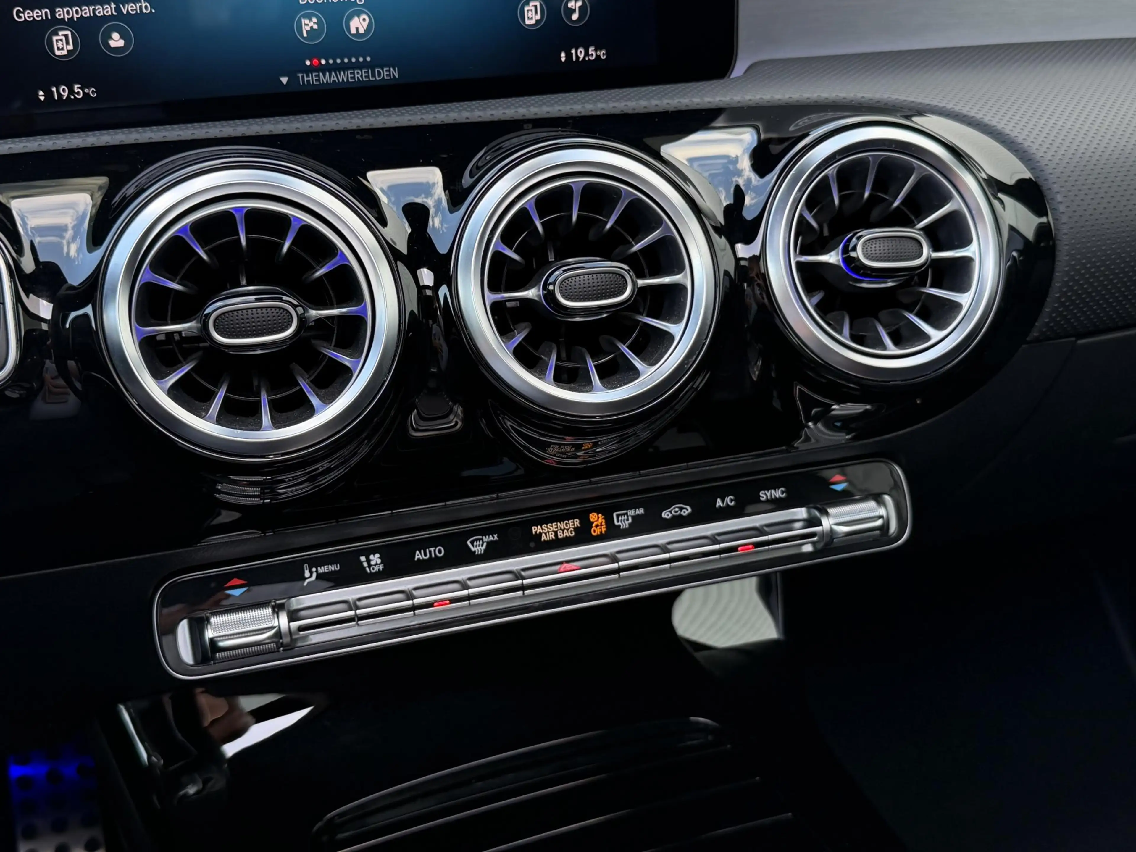 Mercedes-Benz A 180 Premium AMG Line | Pano-Dak/Sfeer/Camera/18-inch — photo 38