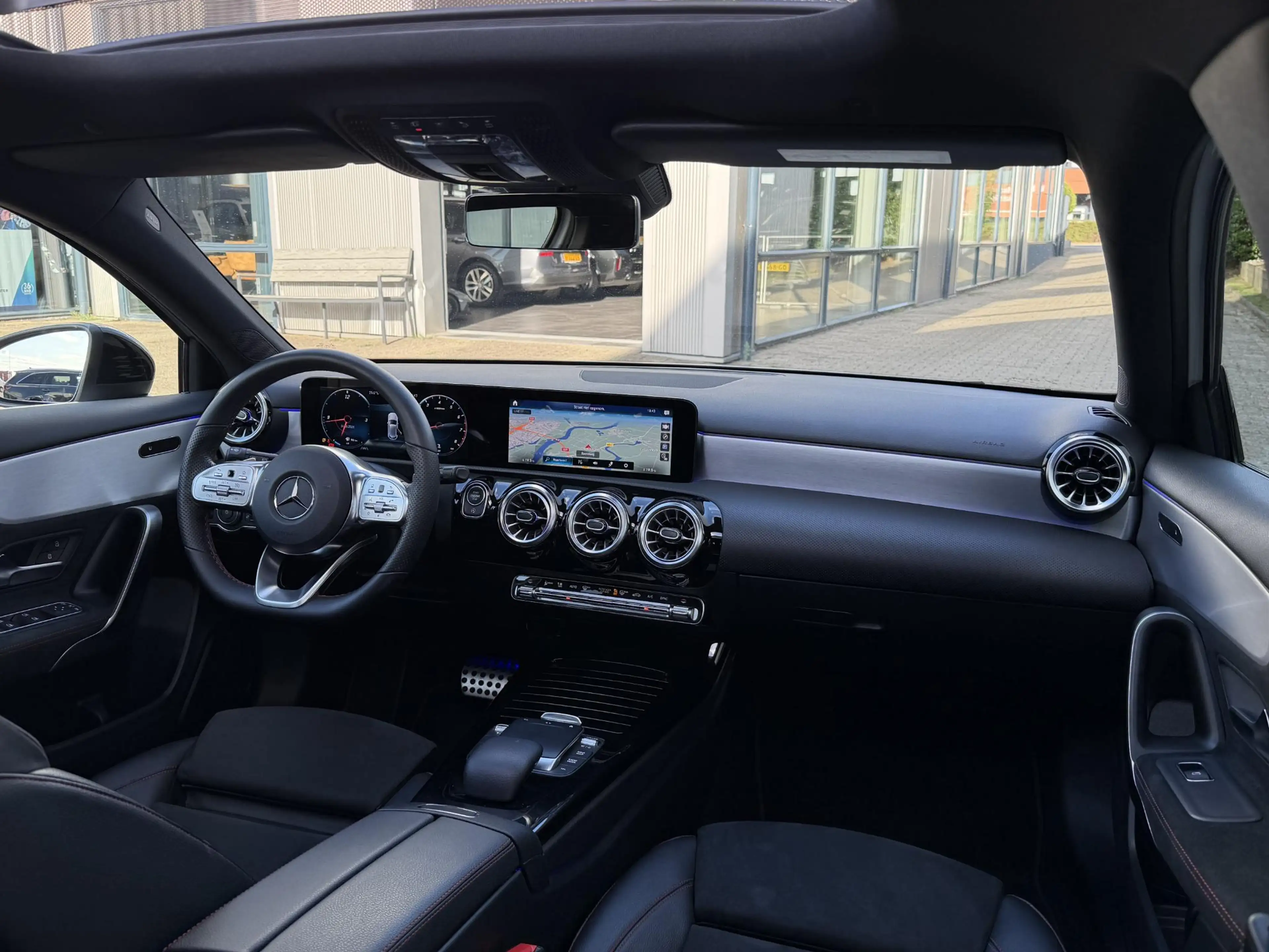 Mercedes-Benz A 180 Premium AMG Line | Pano-Dak/Sfeer/Camera/18-inch — photo 21