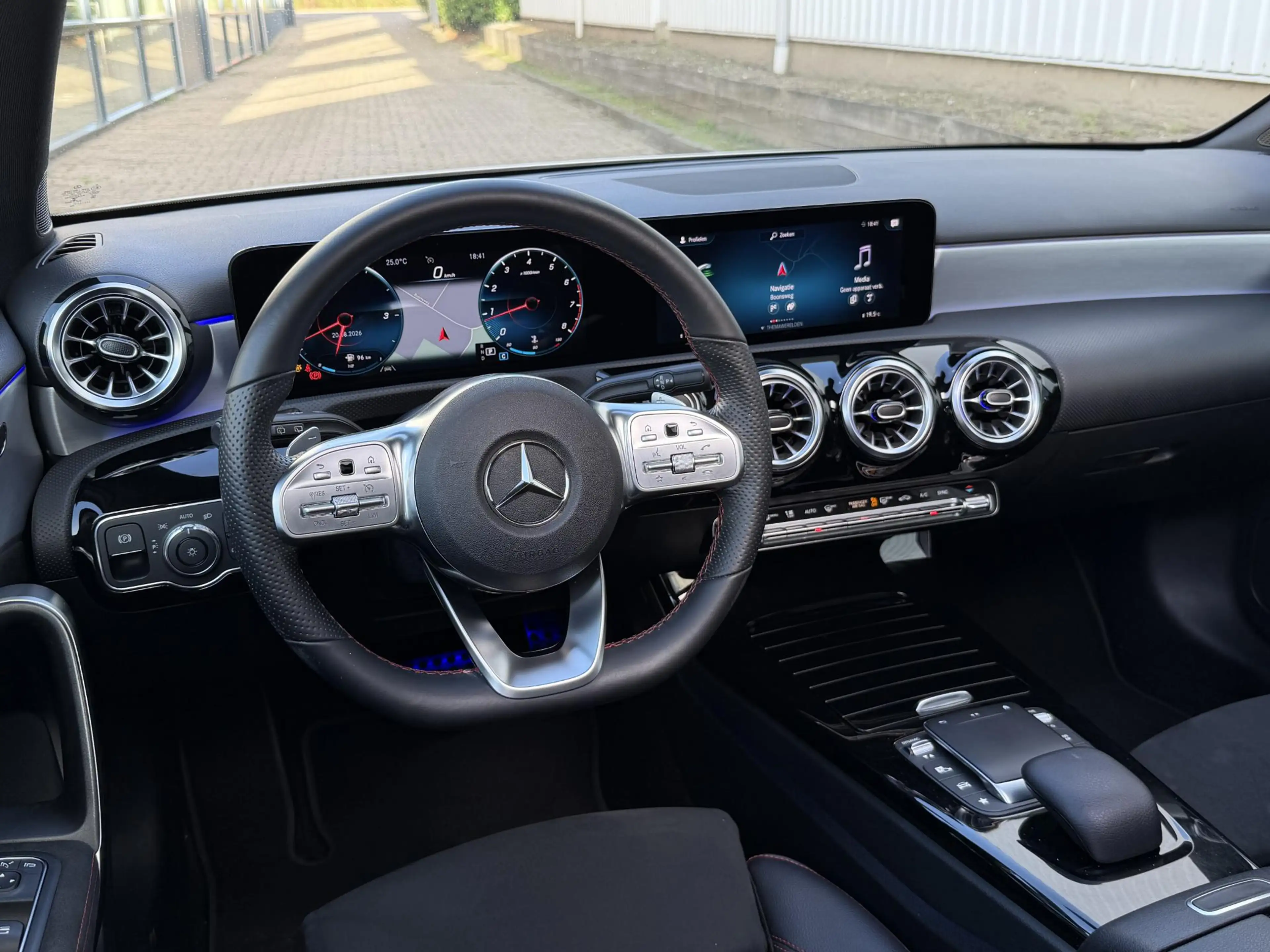 Mercedes-Benz A 180 Premium AMG Line | Pano-Dak/Sfeer/Camera/18-inch — photo 10