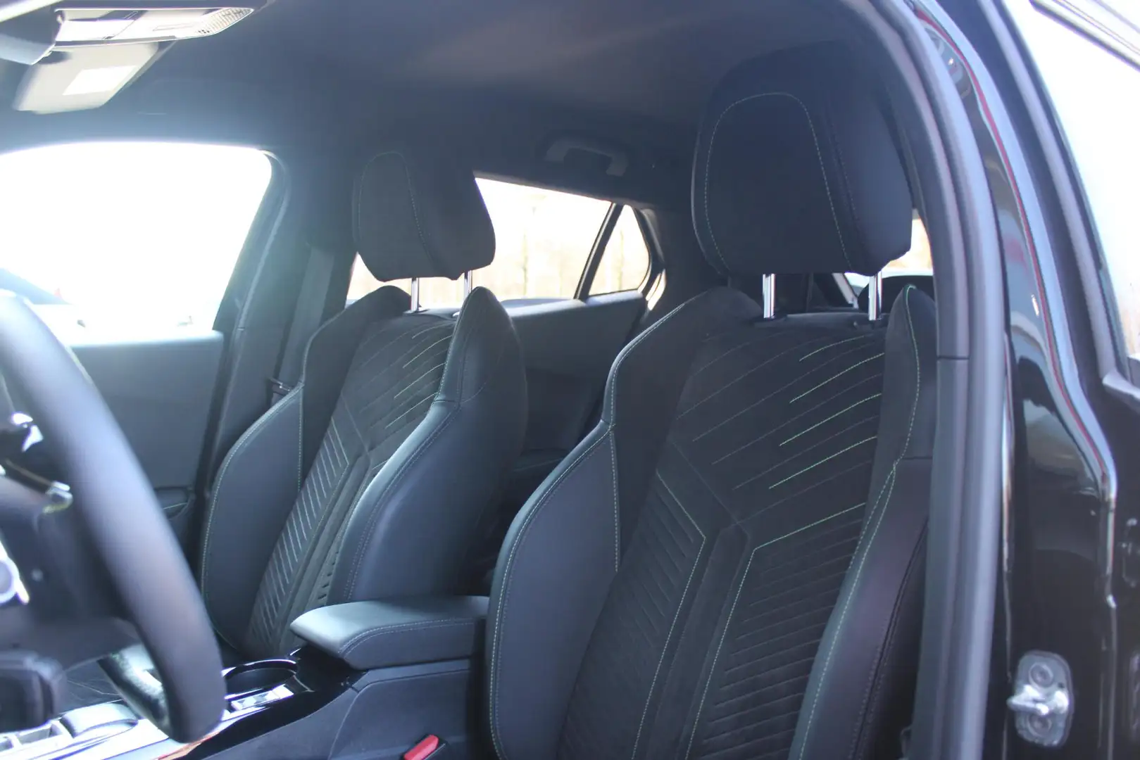 Peugeot 2008 1.2 130PK AUTOMAAT GT PACK | NAVIGATIE | FULL LED Zwart - 2