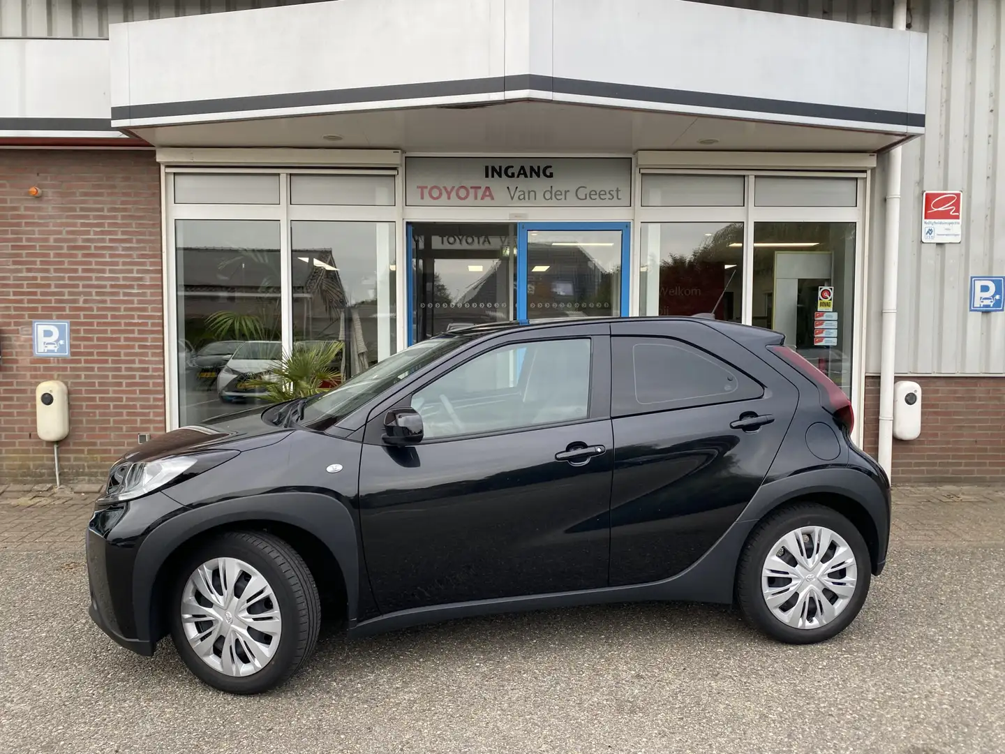 Toyota Aygo X 1.0 VVT-i MT Play Zwart - 1