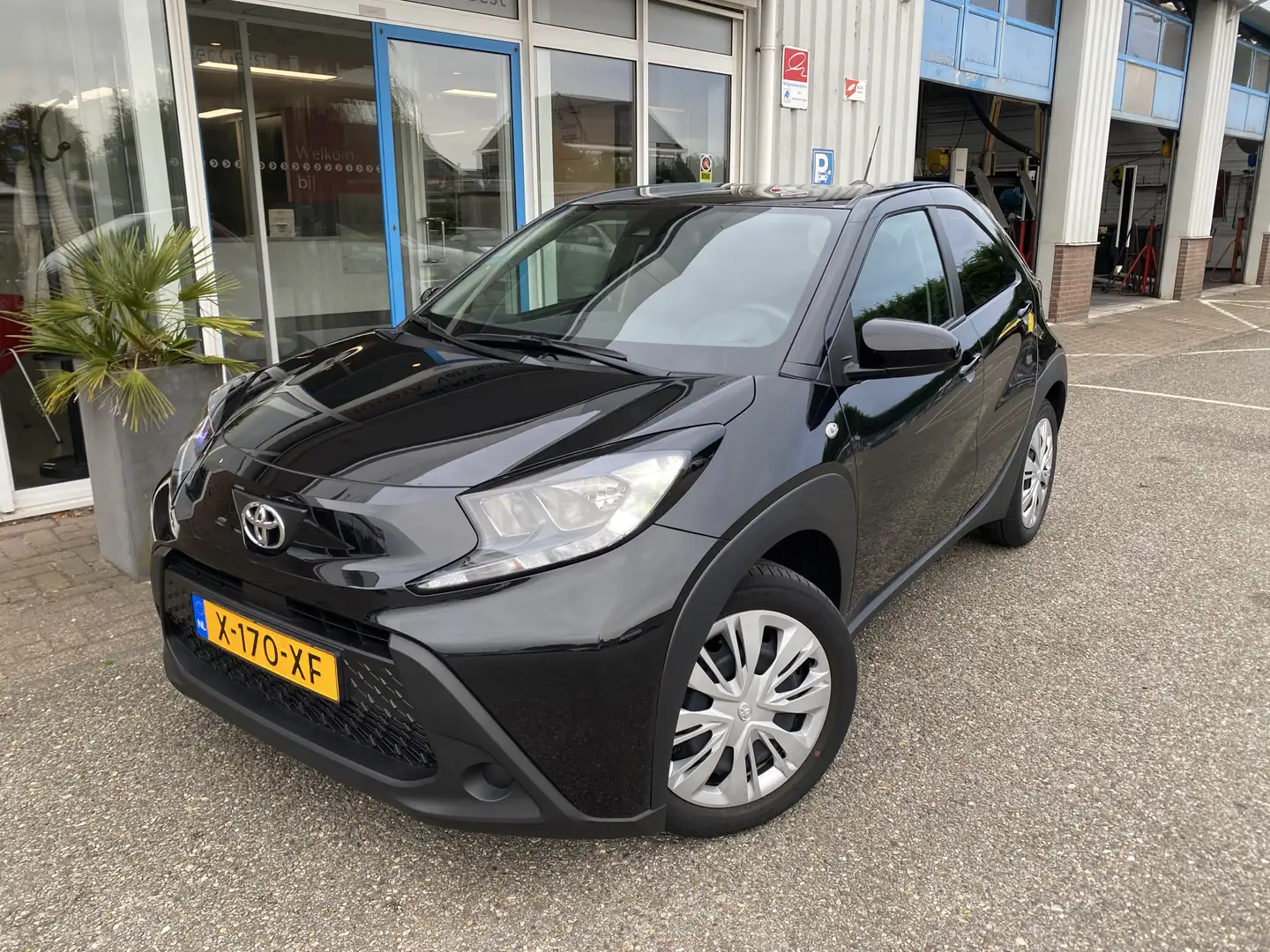 Toyota Aygo X 1.0 VVT-i MT Play Zwart - 2