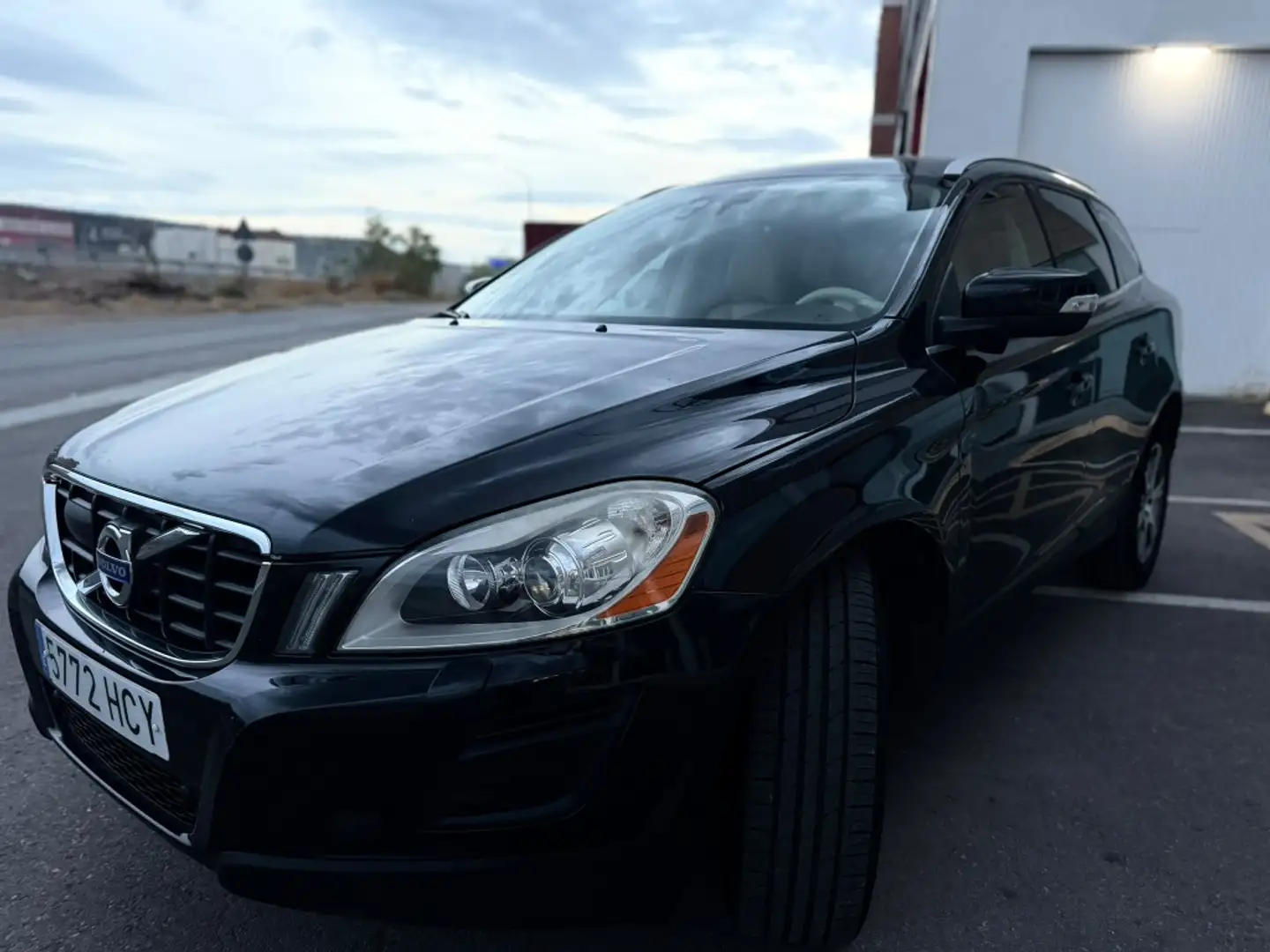 Volvo XC60 D3 Kinetic AWD Aut. Negro - 2
