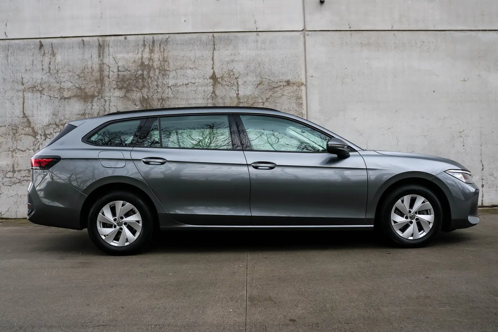 Volkswagen Passat Variant SW 1.5 eTSI DSG ZETELVERW NAVI STUURWIELVERW APP Grijs - 2