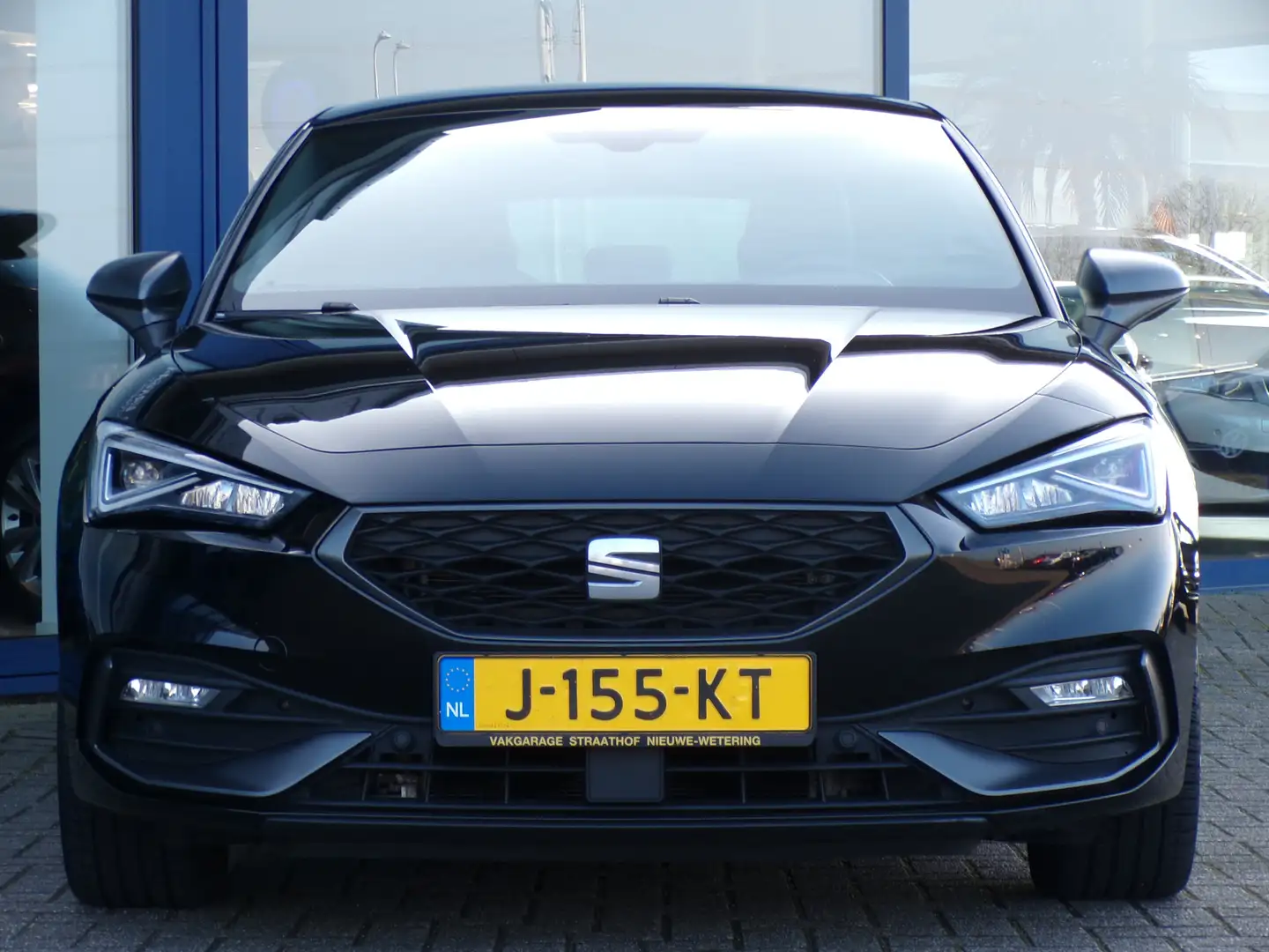 SEAT Leon 1.5 eTSI FR Launch Edition 150 PK, Automaat / Carp Zwart - 2