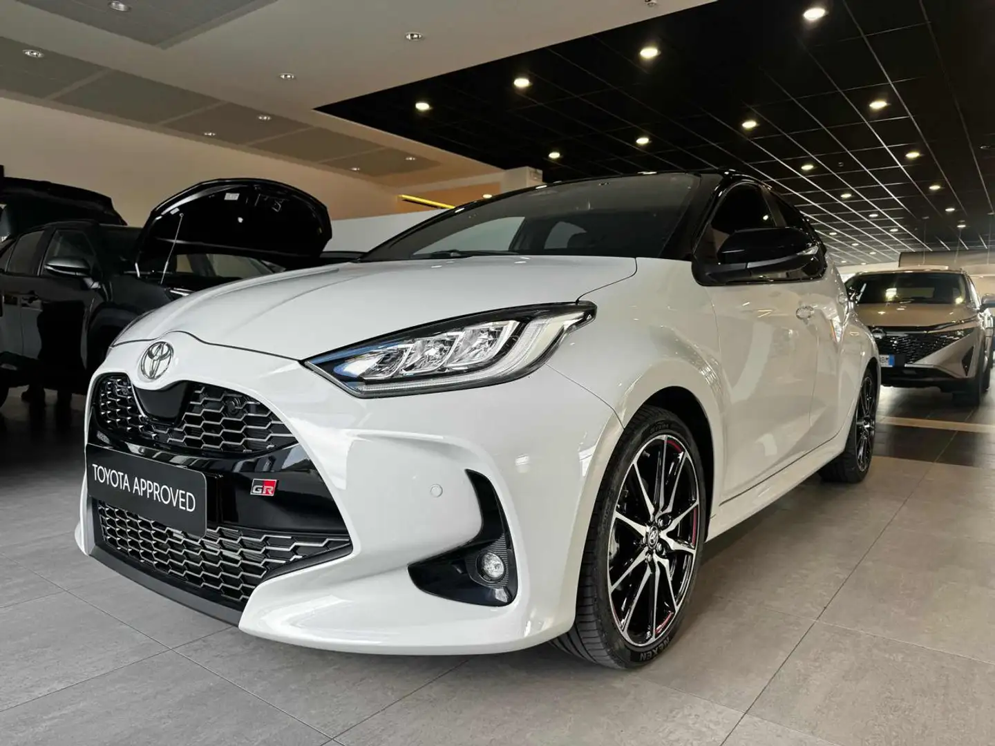 Toyota Yaris YARIS GR SPORT 1.5 HYBRID 130 bijela - 1