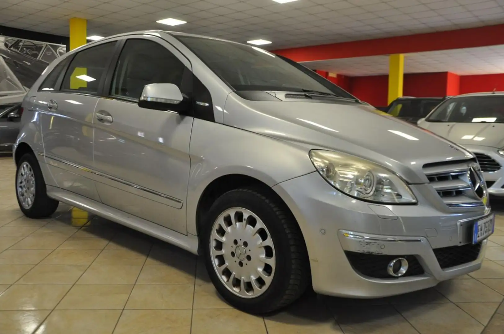 Mercedes-Benz B 180 NGT BlueEFFICIENCY *AUTOMATICA/NAVI* srebrna - 1