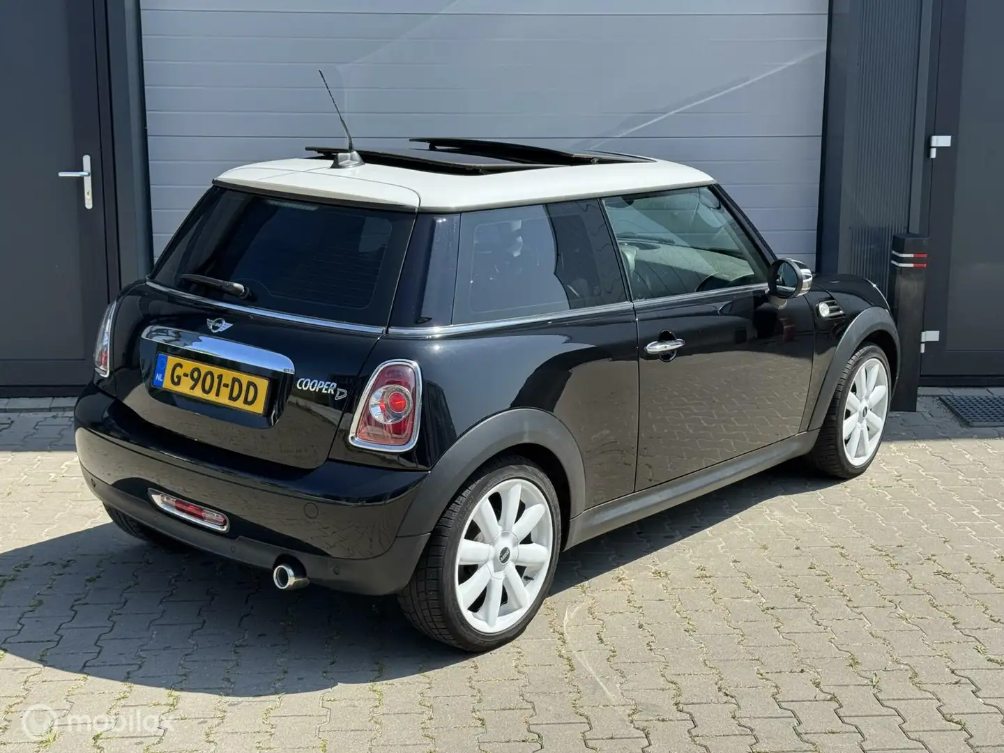 MINI Cooper D Mini 1.6 10 Years II Navi| Pano| Pdc| Stoelve Negru - 2
