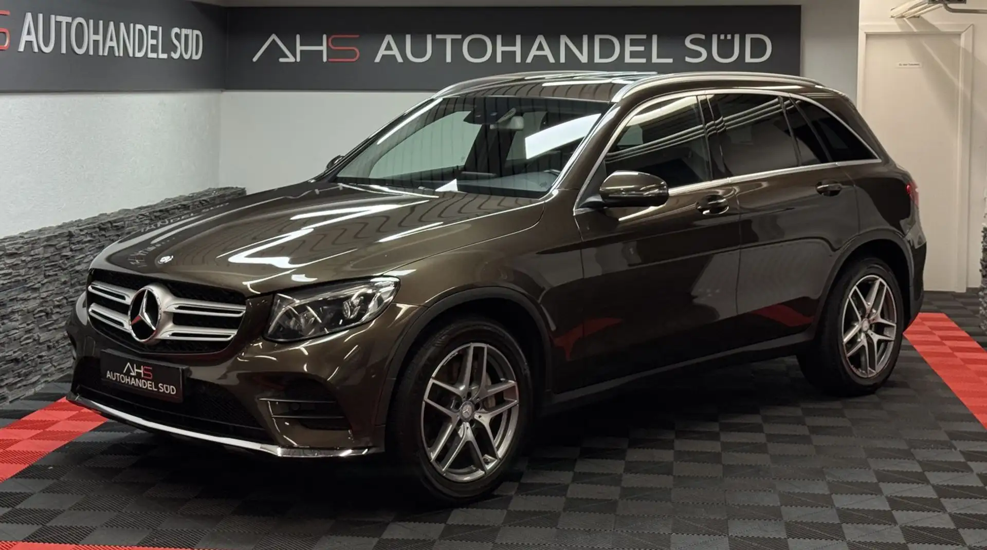 Mercedes-Benz GLC 220 d 4Matic*AMG-LINE*KAMERA*AHK*LED Braun - 1
