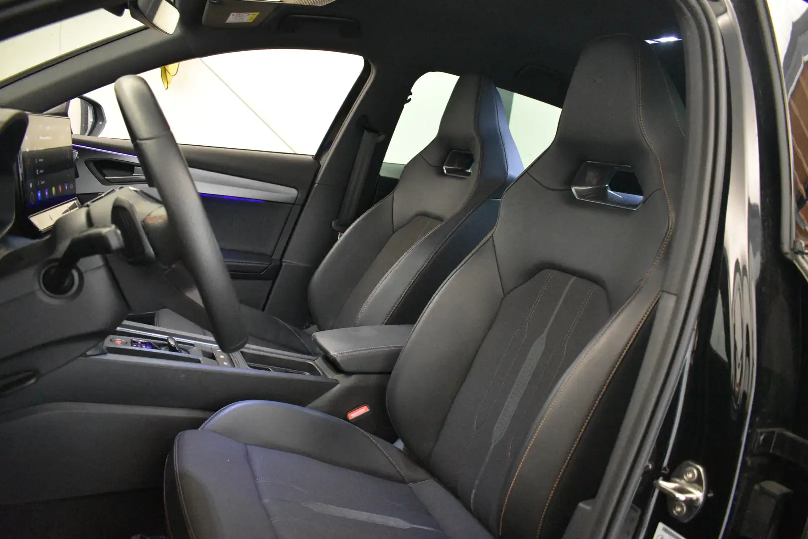 CUPRA Formentor 245 Pk VZ Black Ed Kuipstoel Camera Sfeer verlicht Zwart - 2