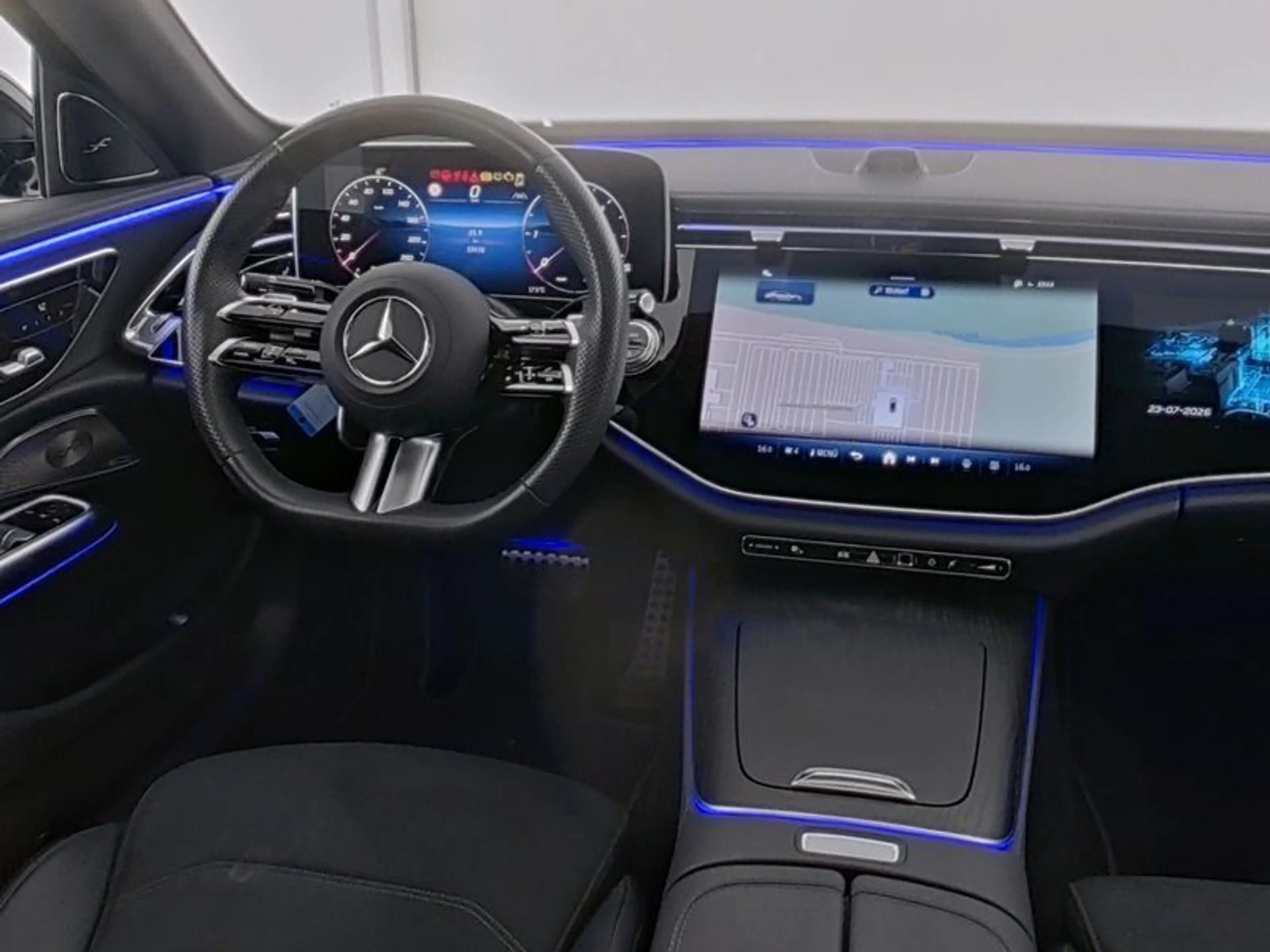 Mercedes-Benz E 450 d 4M AMG-PREMIUM NIGHT SUPERSCREEN PANO 20" — photo 7