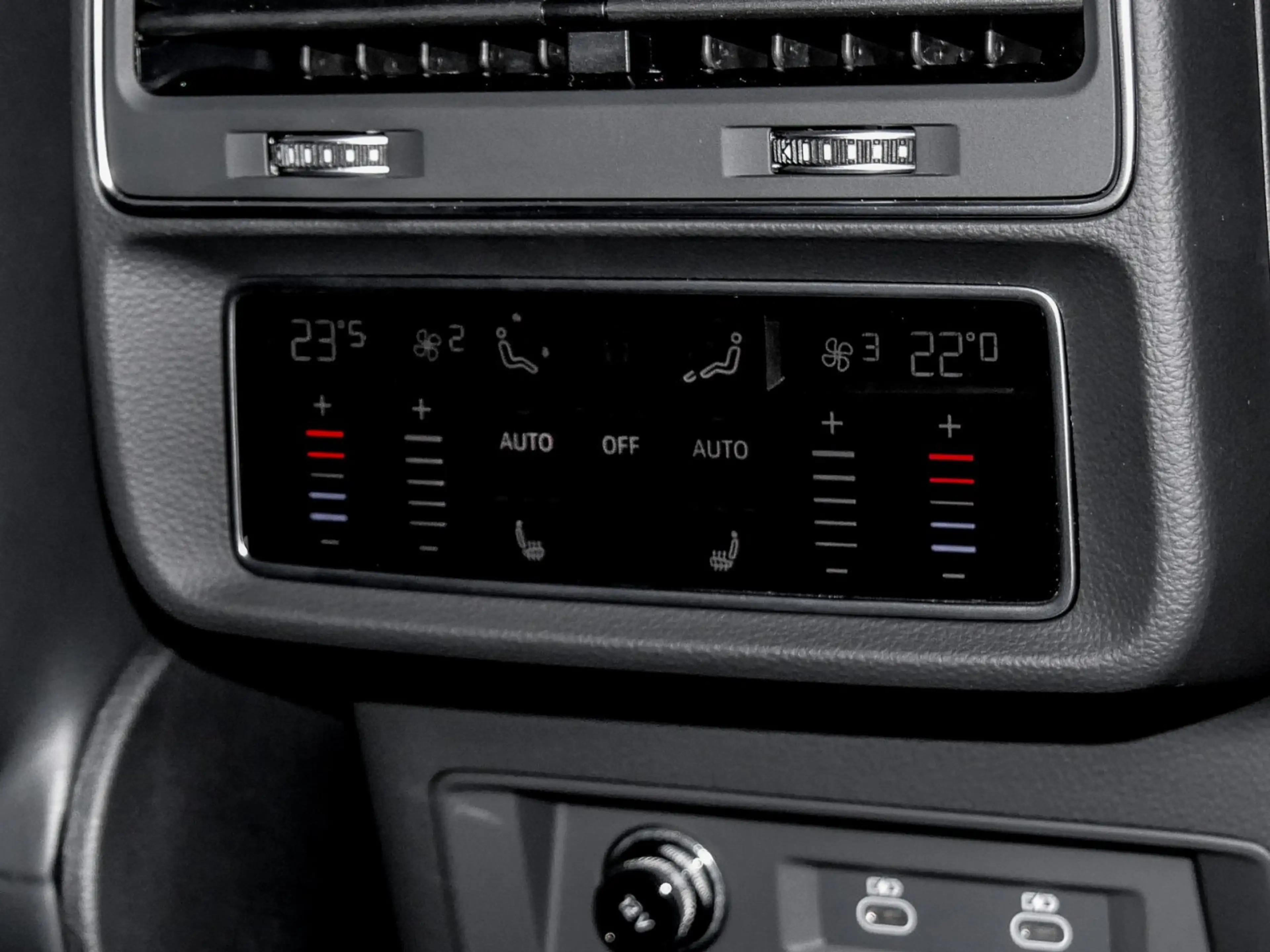 Audi SQ7 TFSI quattro tiptronic AHK PANO B&O LM22 — photo 14