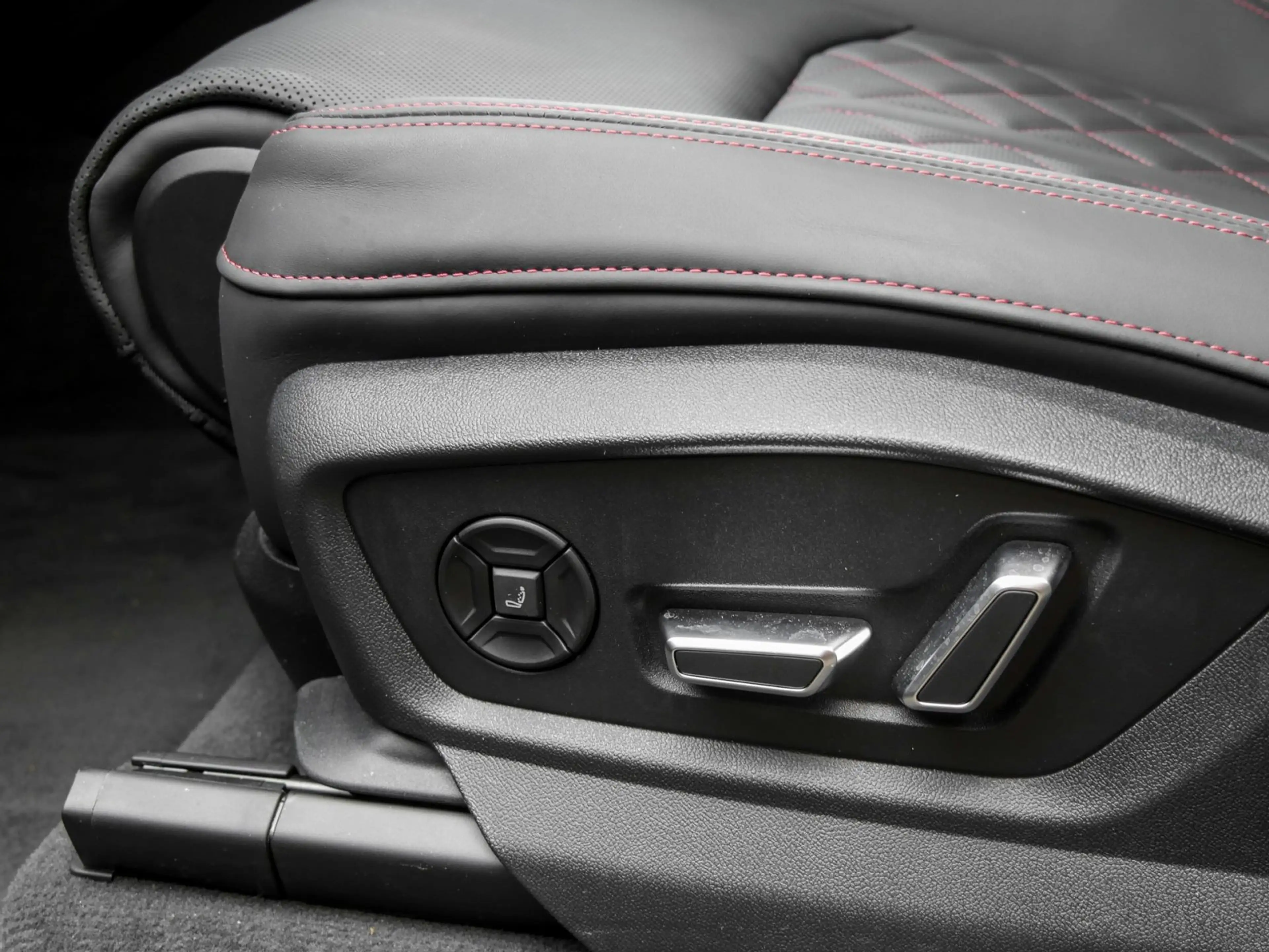 Audi SQ7 TFSI quattro tiptronic AHK PANO B&O LM22 — photo 13