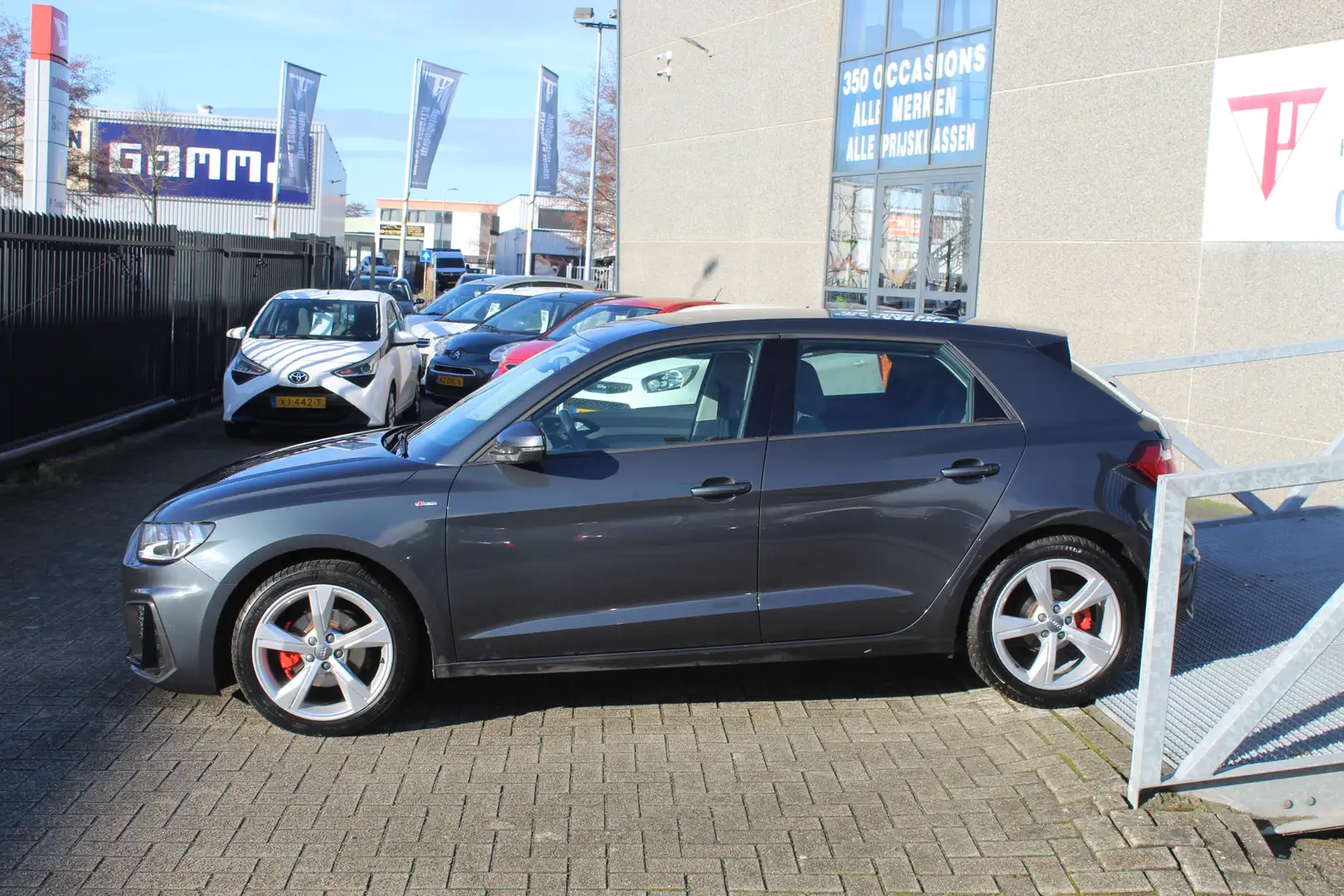 Audi A1 Sportback 35 TFSI Automaat S-line Navigatie/Apple Grau - 2