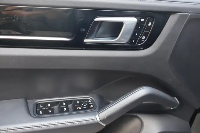 Porsche Cayenne view 11