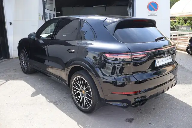 Porsche Cayenne view 8
