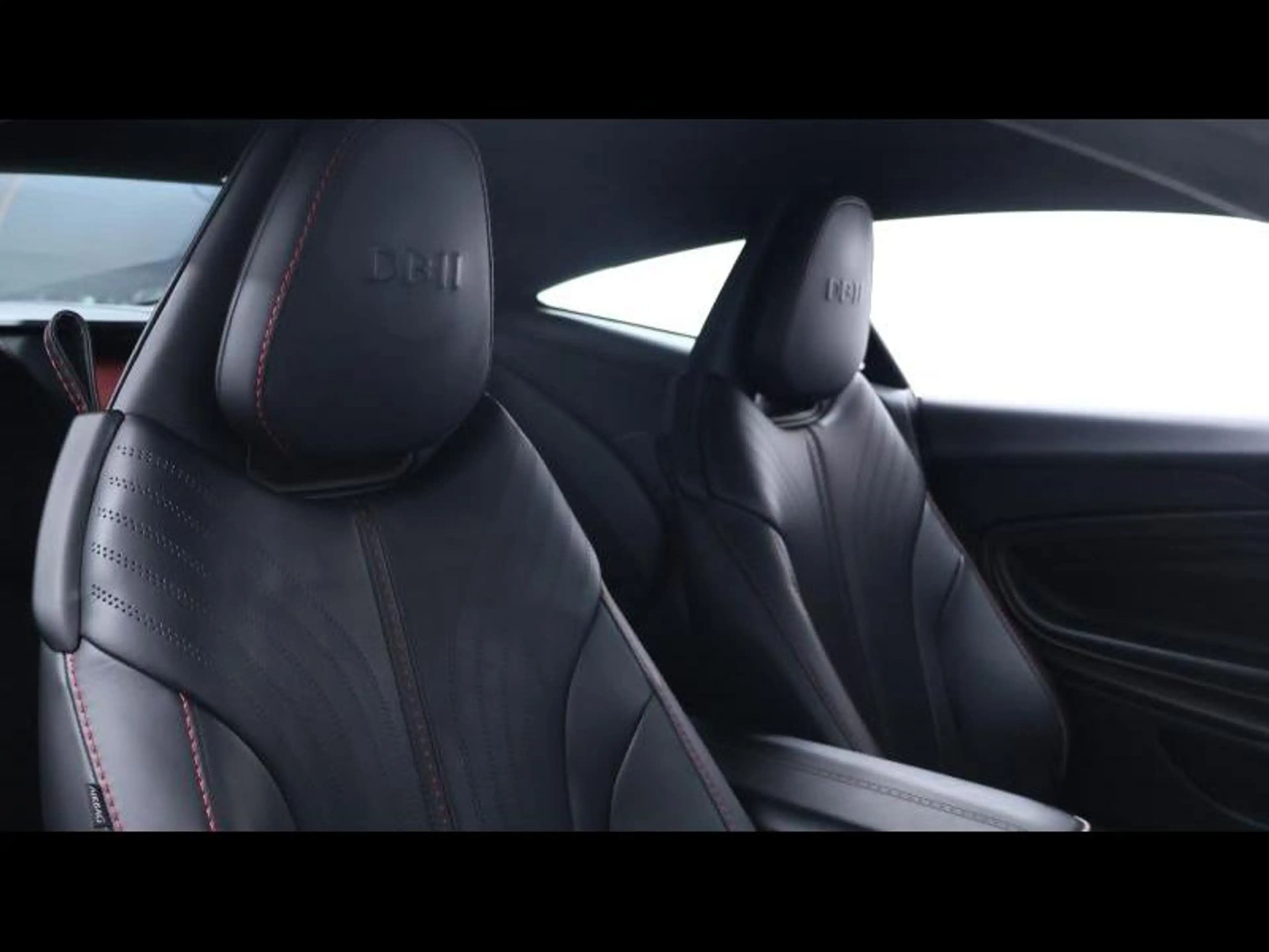 Aston Martin DB11 V12 608cv Launch Edition — photo 12
