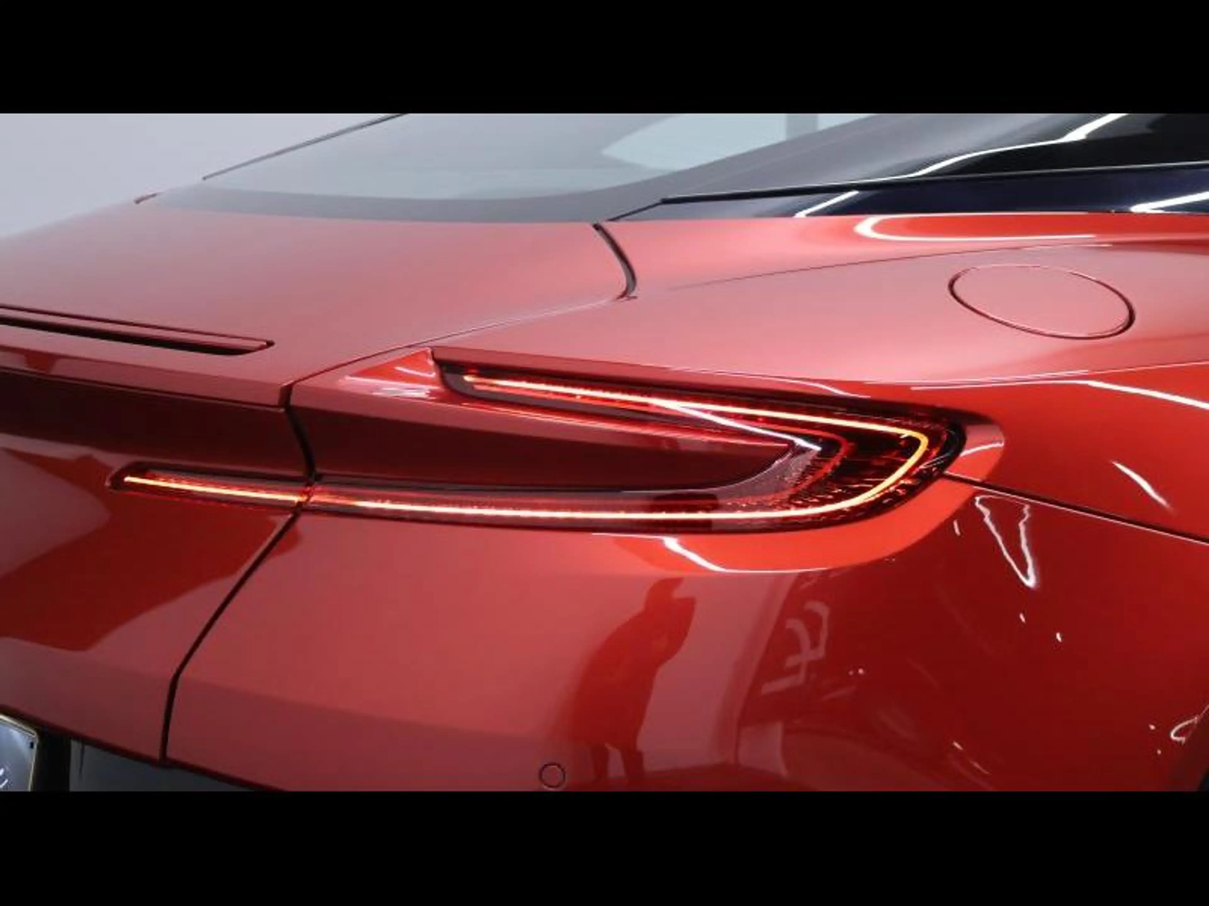 Aston Martin DB11 V12 608cv Launch Edition — photo 9