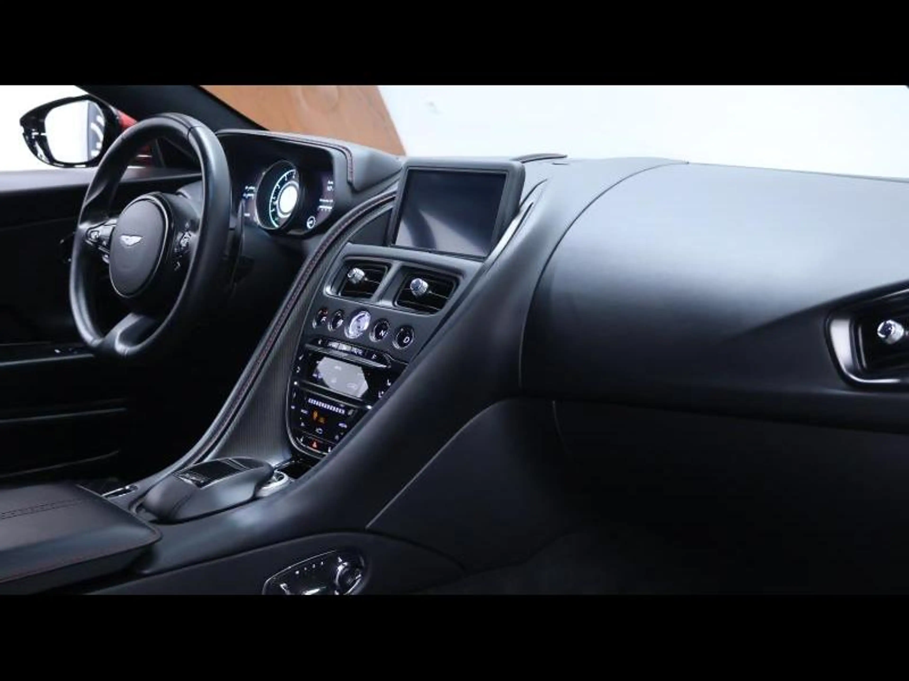 Aston Martin DB11 V12 608cv Launch Edition — photo 14