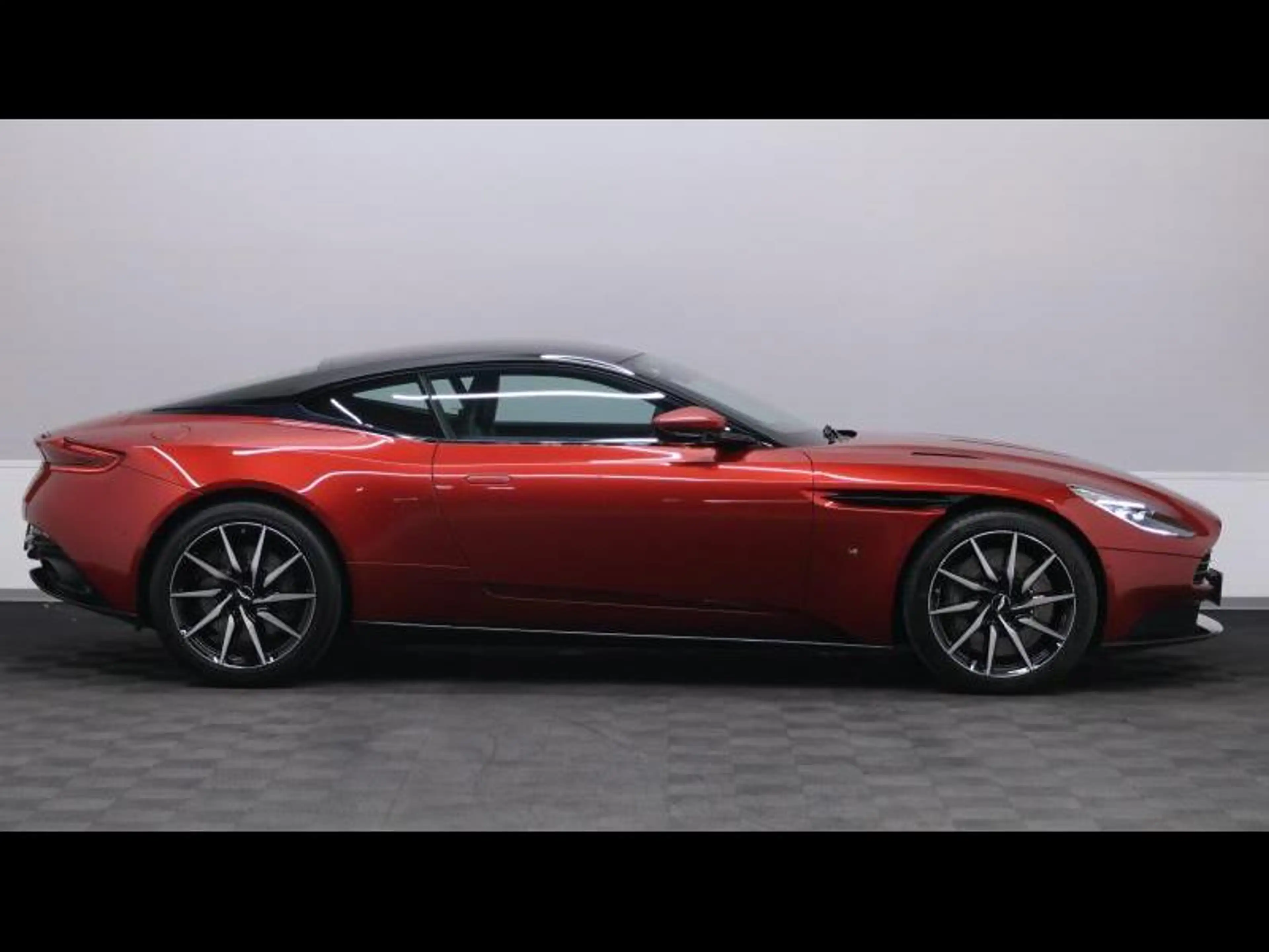 Aston Martin DB11 V12 608cv Launch Edition — photo 4