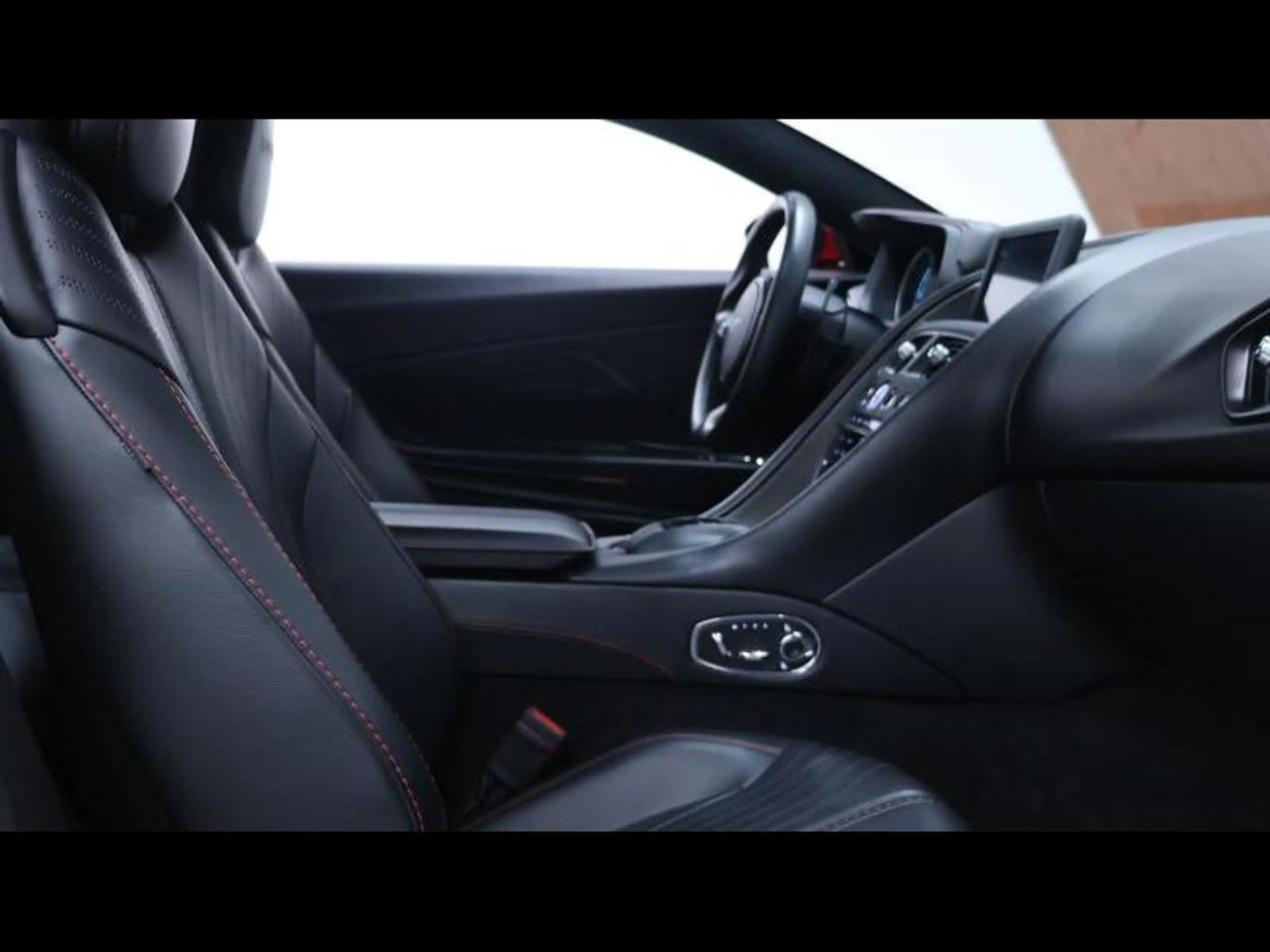 Aston Martin DB11 V12 608cv Launch Edition — photo 11