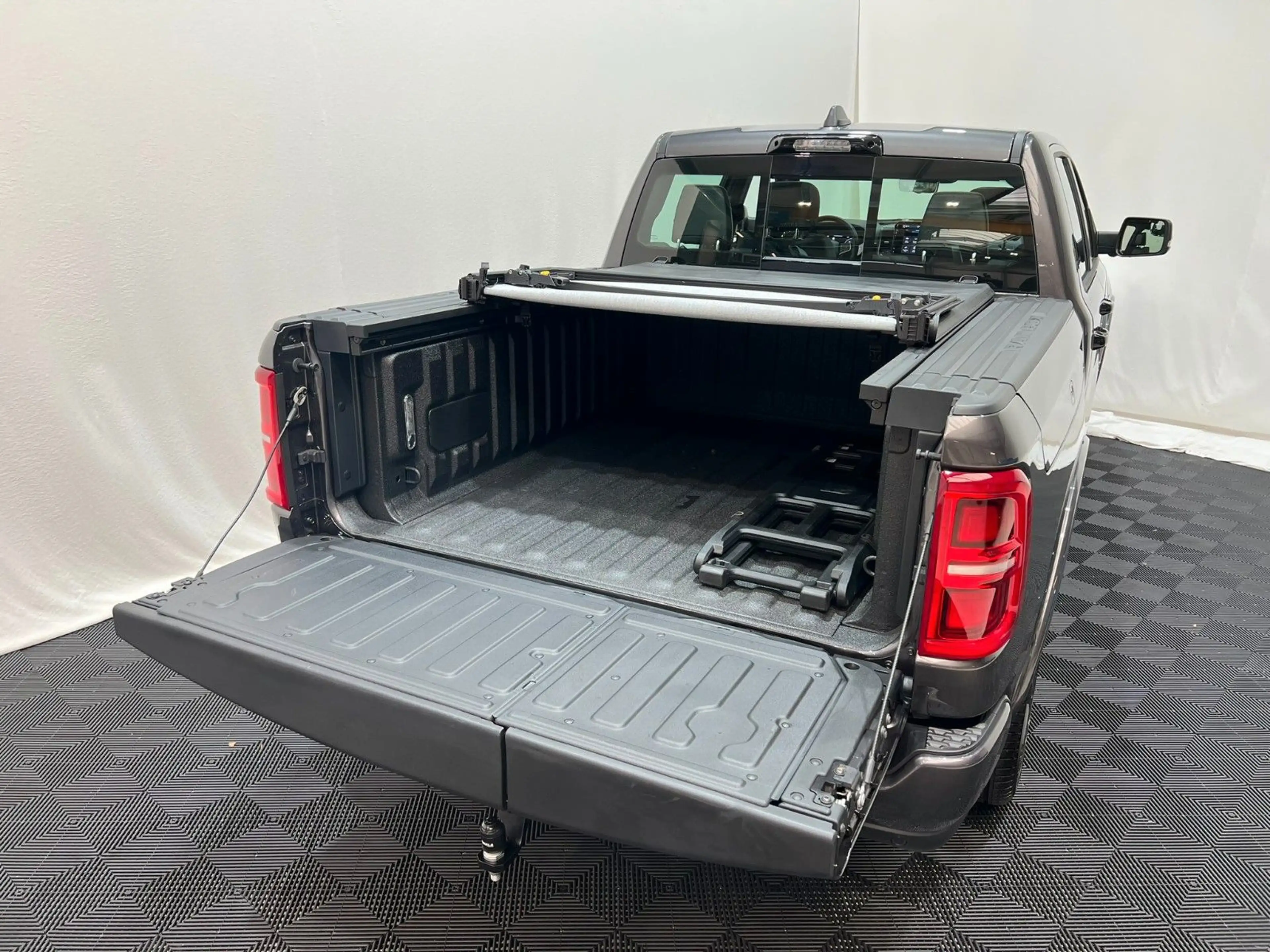 Dodge RAM 1500 Limited Night  5,7L V8 HEMI / MFT — photo 10