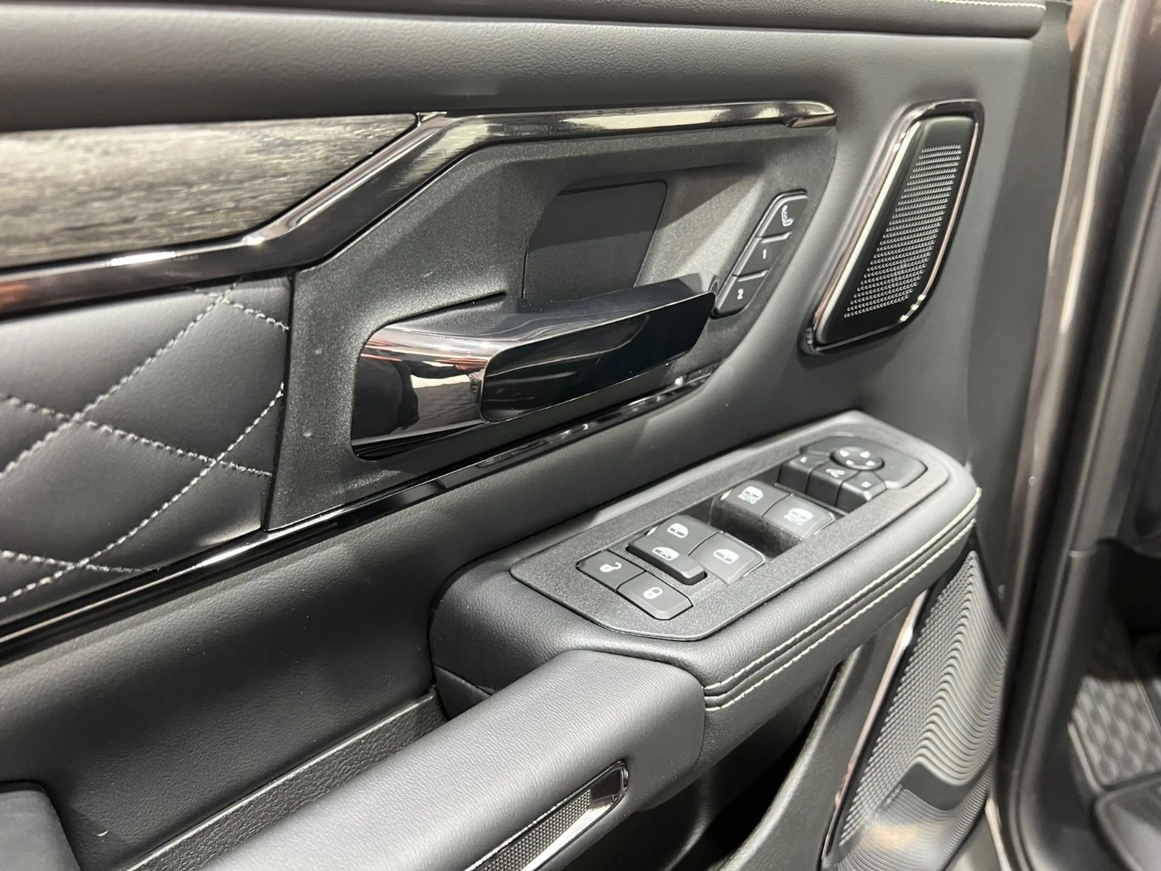 Dodge RAM 1500 Limited Night  5,7L V8 HEMI / MFT — photo 14