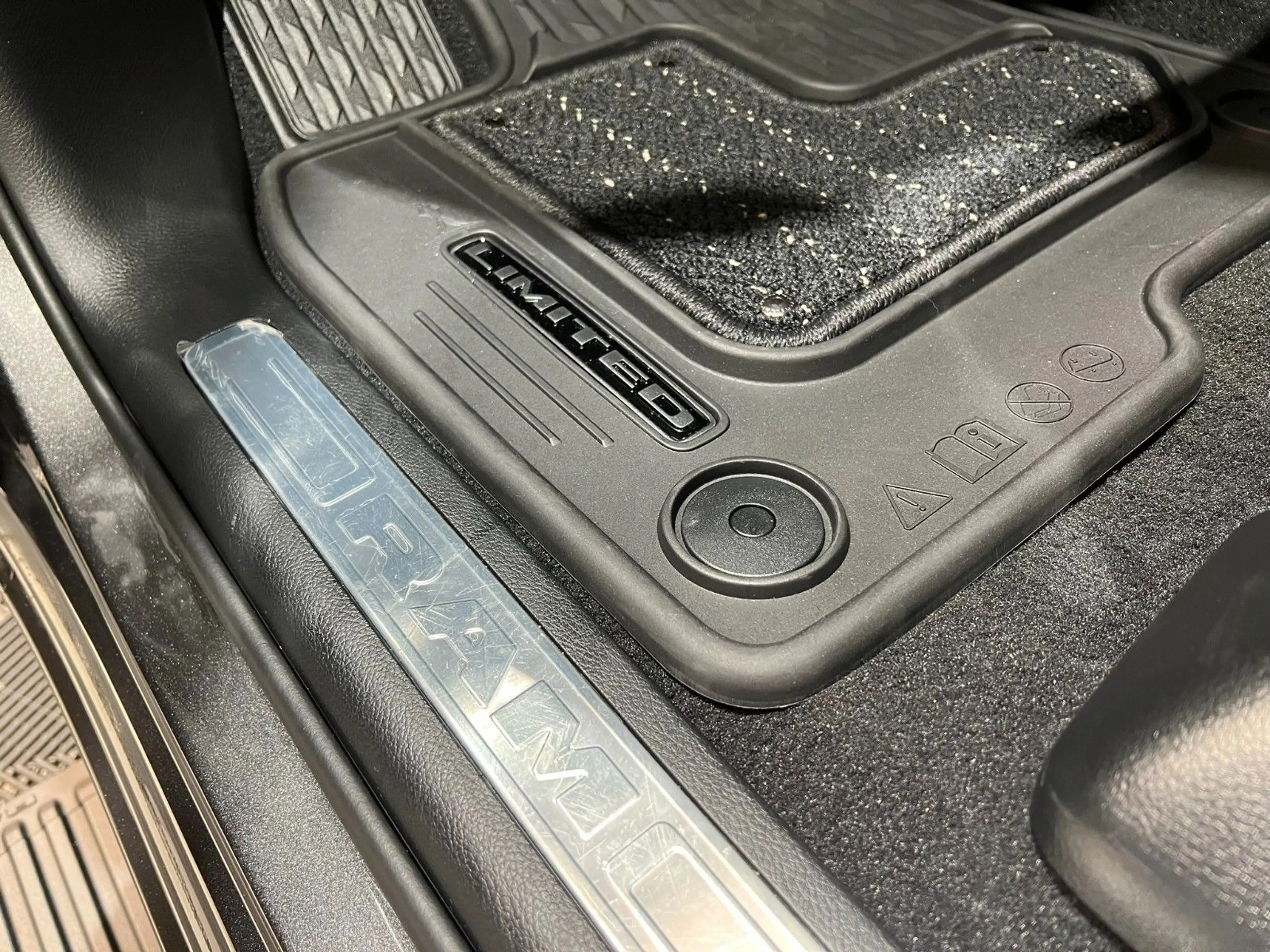 Dodge RAM 1500 Limited Night  5,7L V8 HEMI / MFT — photo 15