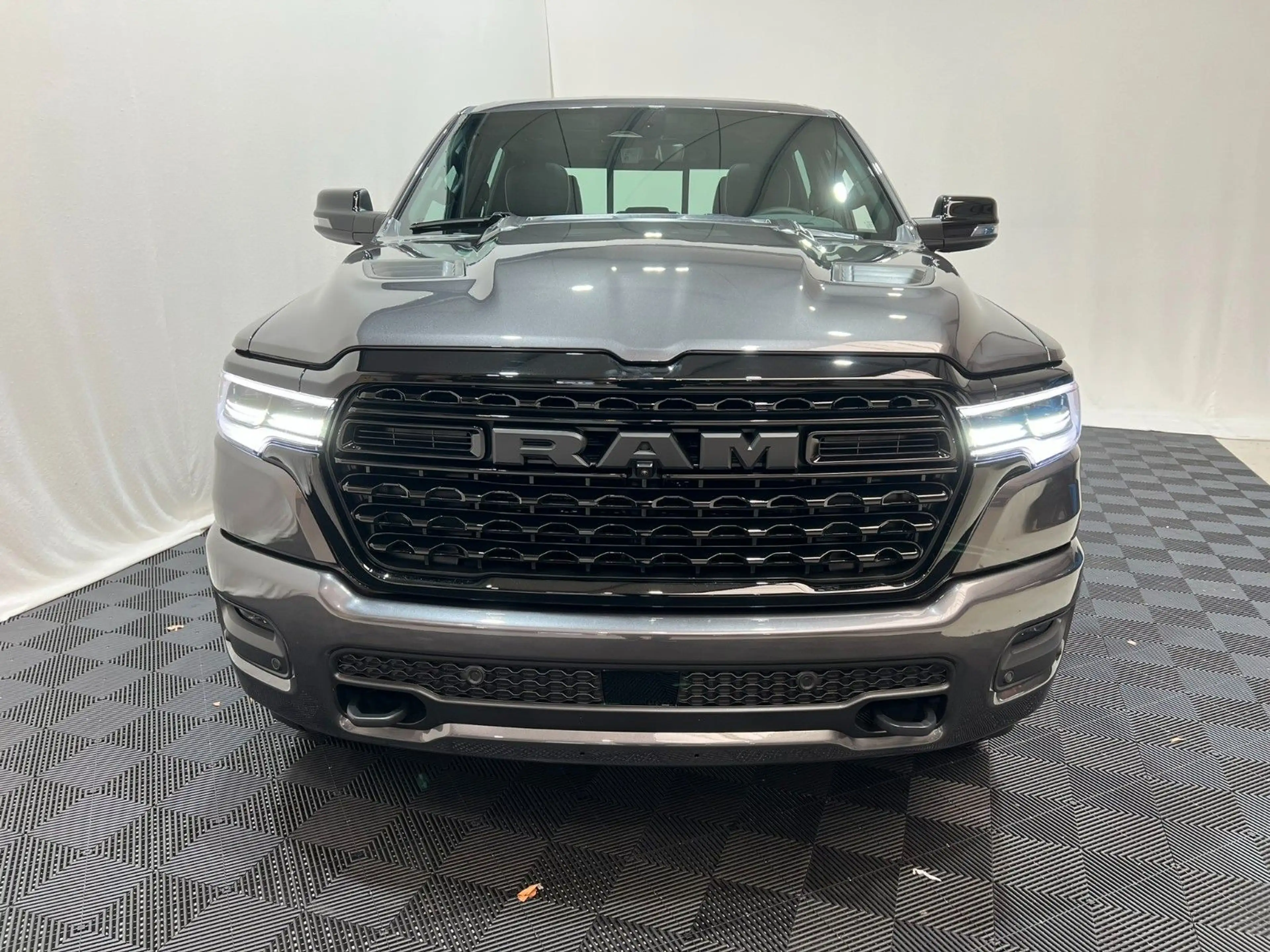 Dodge RAM 1500 Limited Night  5,7L V8 HEMI / MFT — photo 3
