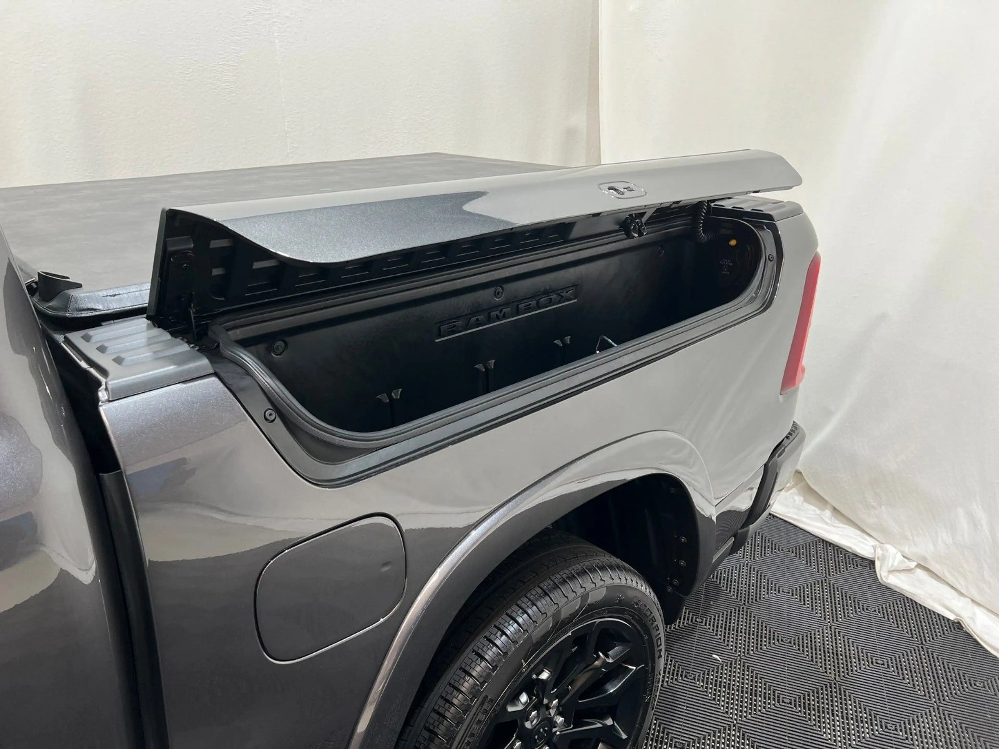 Dodge RAM 1500 Limited Night  5,7L V8 HEMI / MFT — photo 7