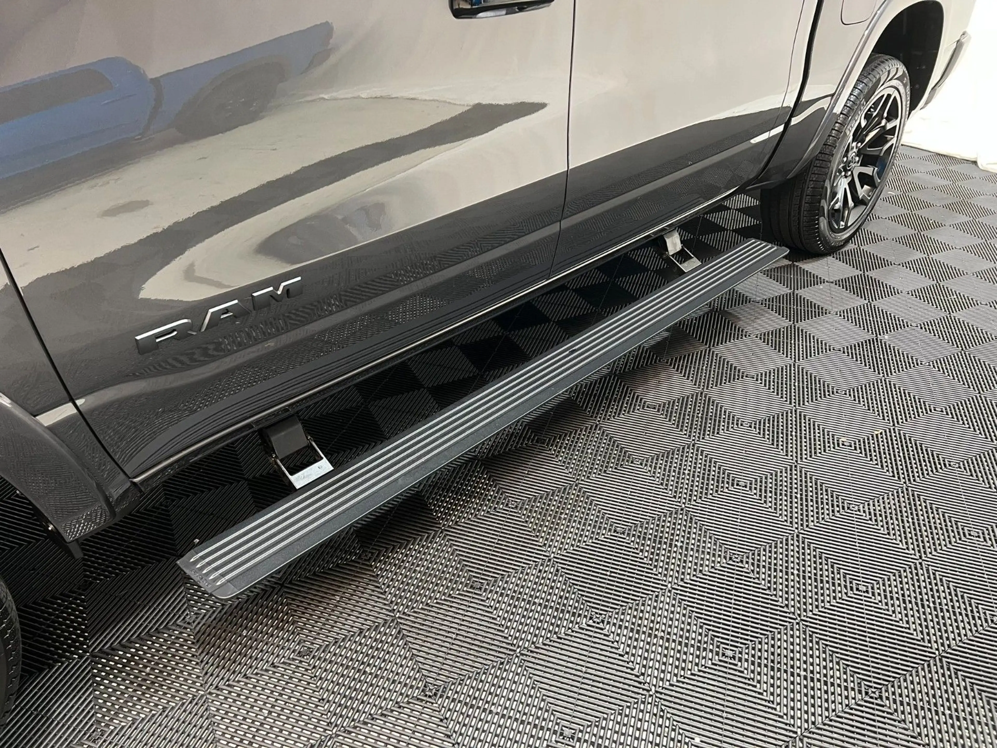 Dodge RAM 1500 Limited Night  5,7L V8 HEMI / MFT — photo 13