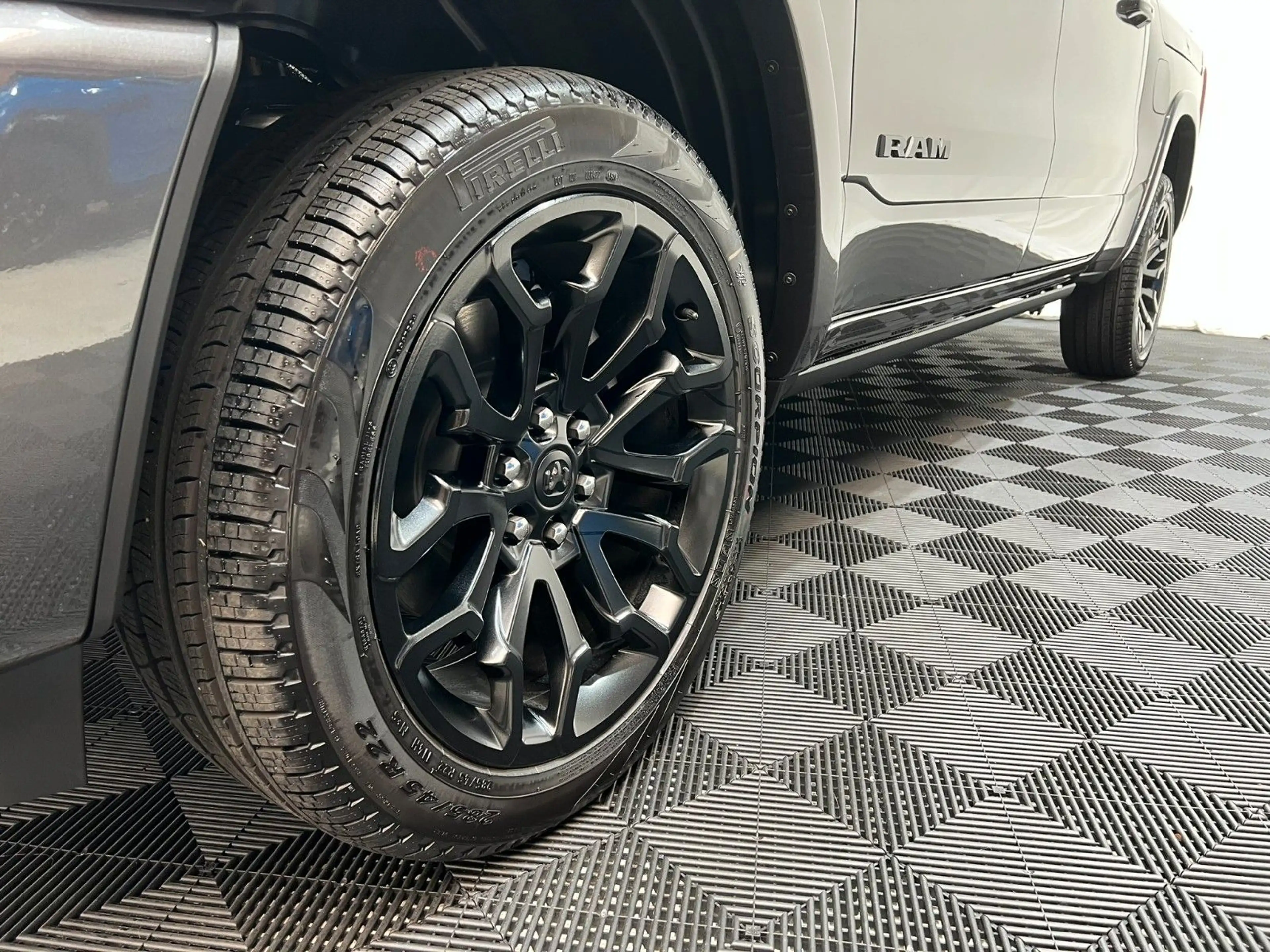 Dodge RAM 1500 Limited Night  5,7L V8 HEMI / MFT — photo 6