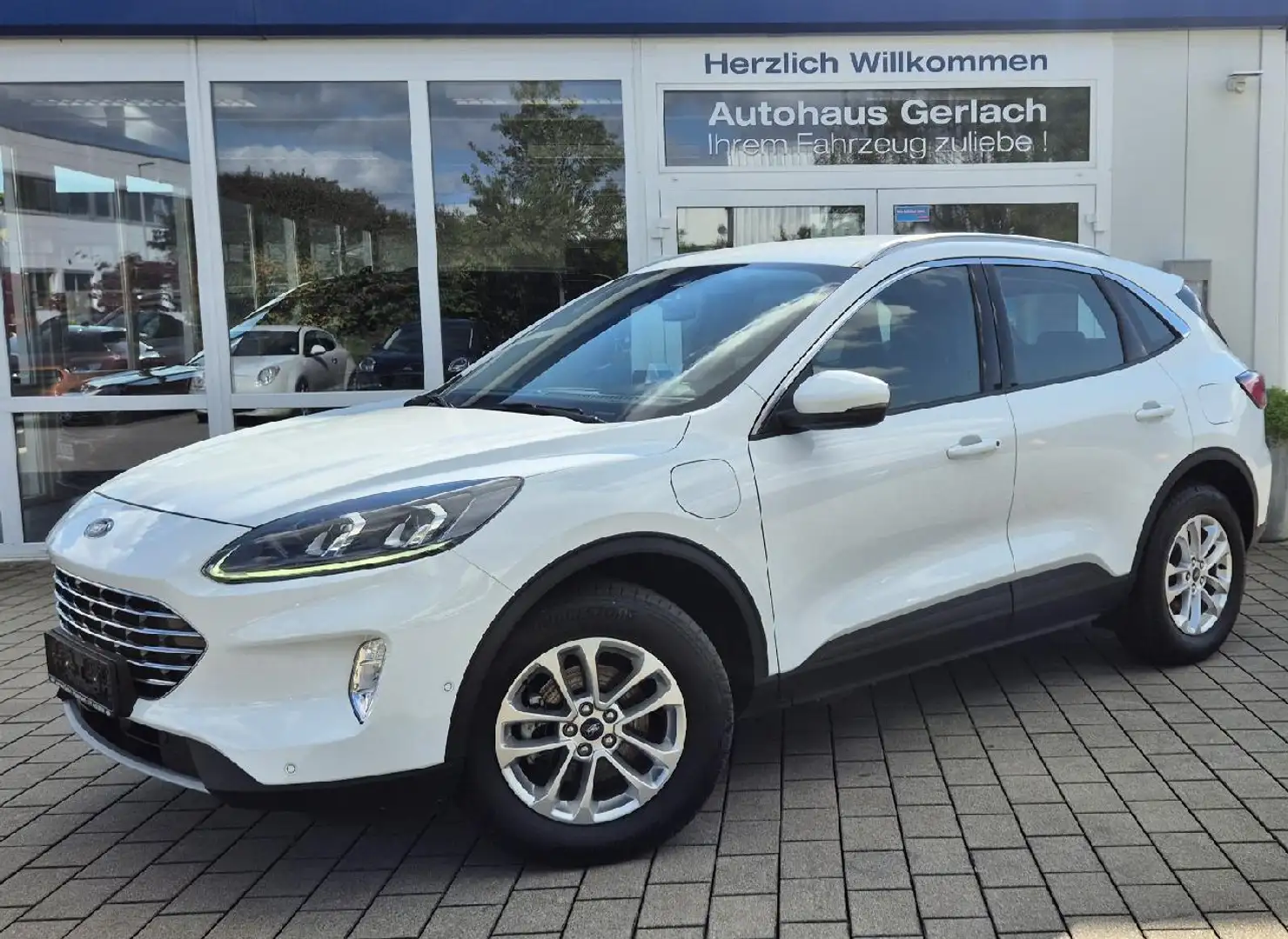 Ford Kuga Plug-In Hybrid Titanium Weiß - 1