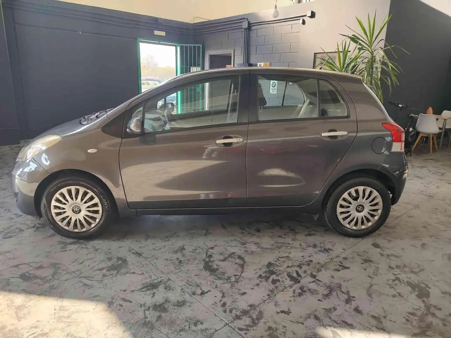 Toyota Yaris 1.3 5 porte Dual VVT-i Cool Gris - 2