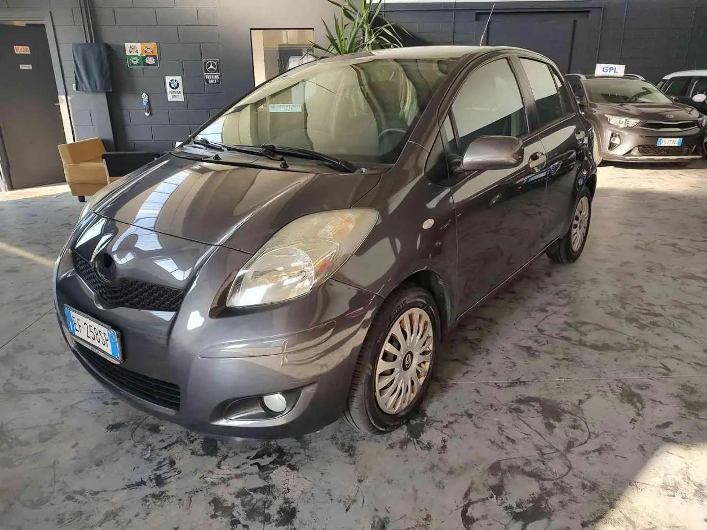 Toyota Yaris 1.3 5 porte Dual VVT-i Cool Gris - 1