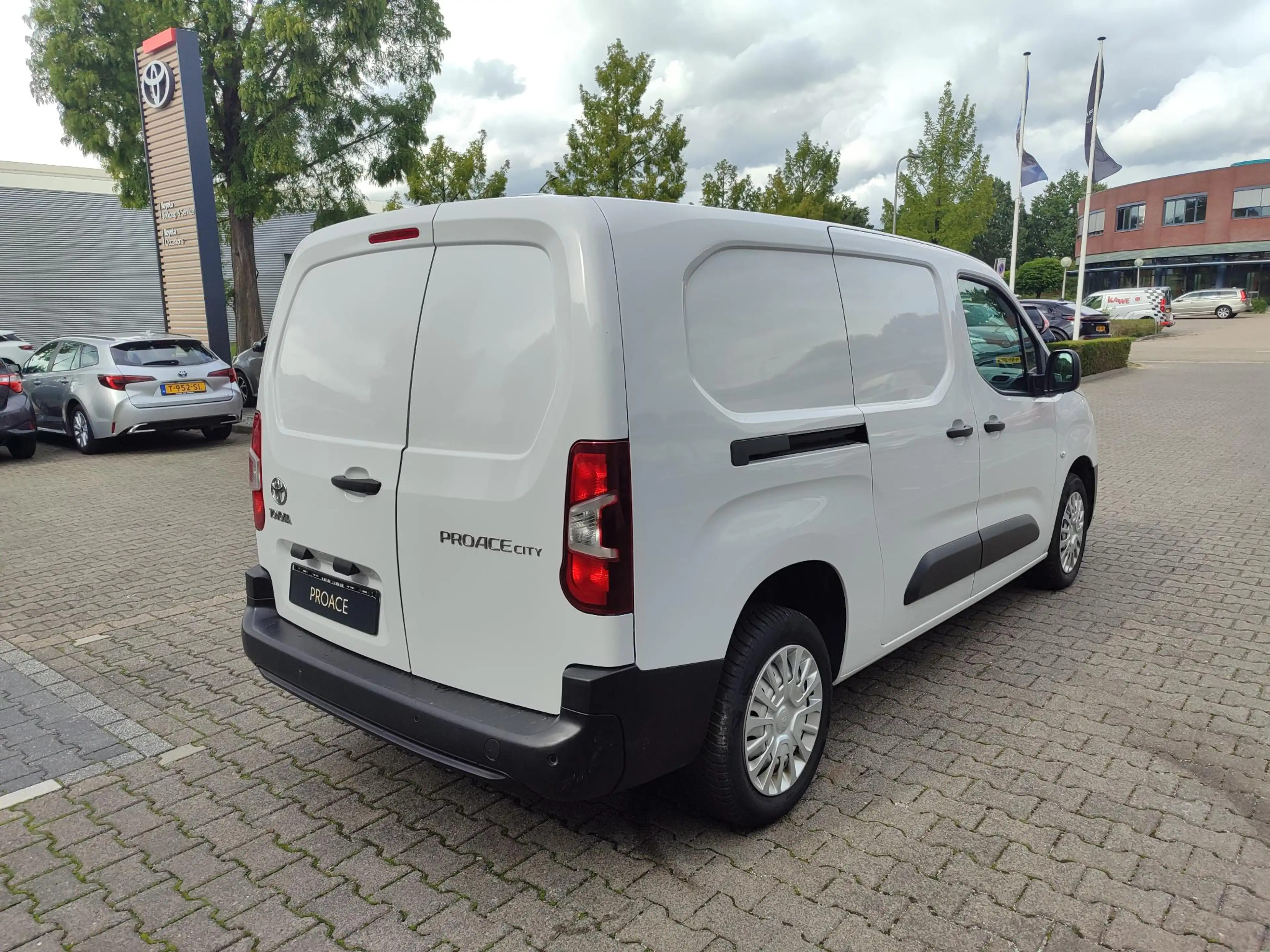 Toyota Proace City 1.5 D-4D COOL L2 3-PERS AIRCO CRUISE BETIMMERD P-S — photo 3