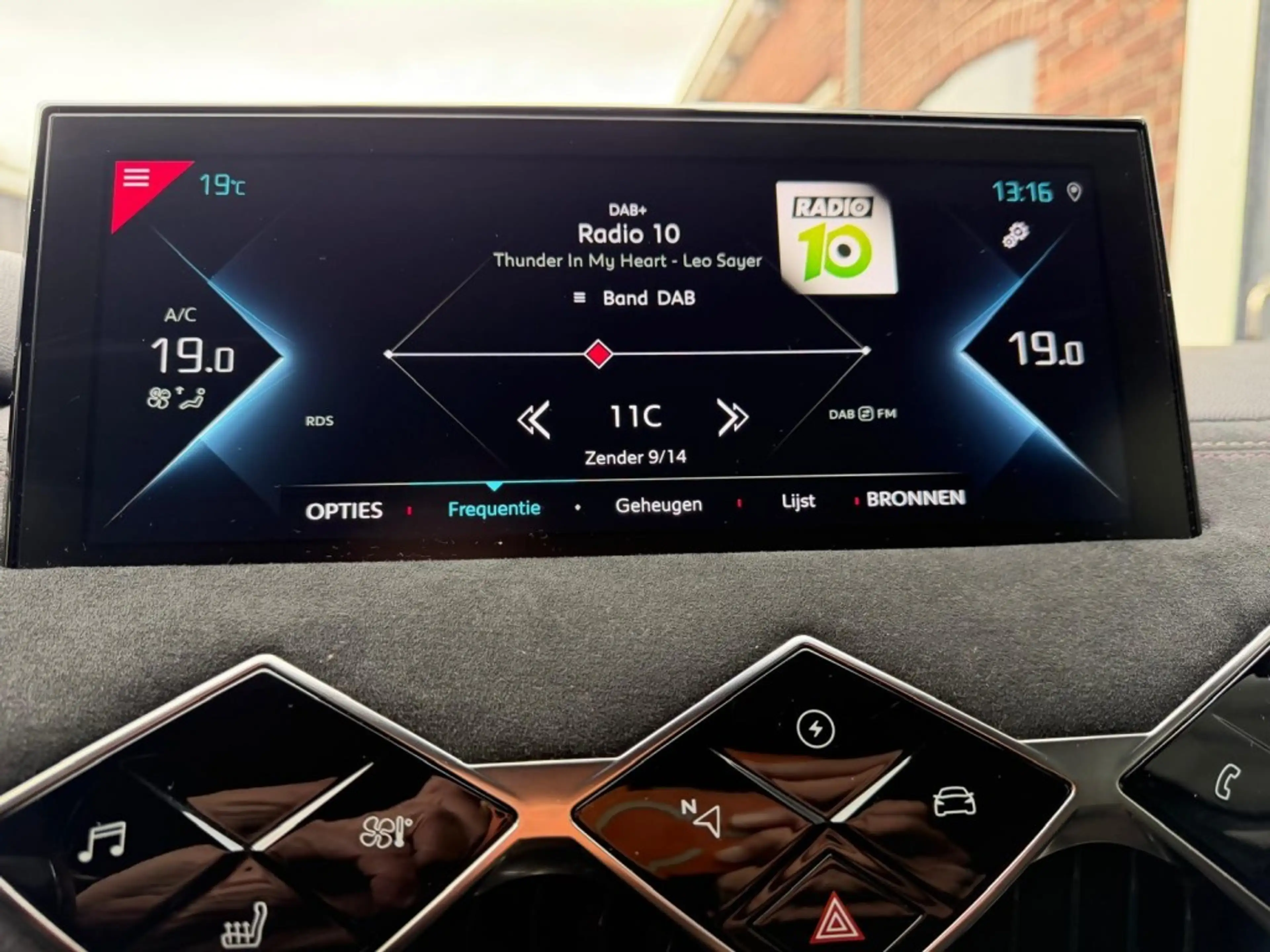 DS Automobiles DS 3 Crossback E-TENSE BUSINESS SOH 92% — photo 14