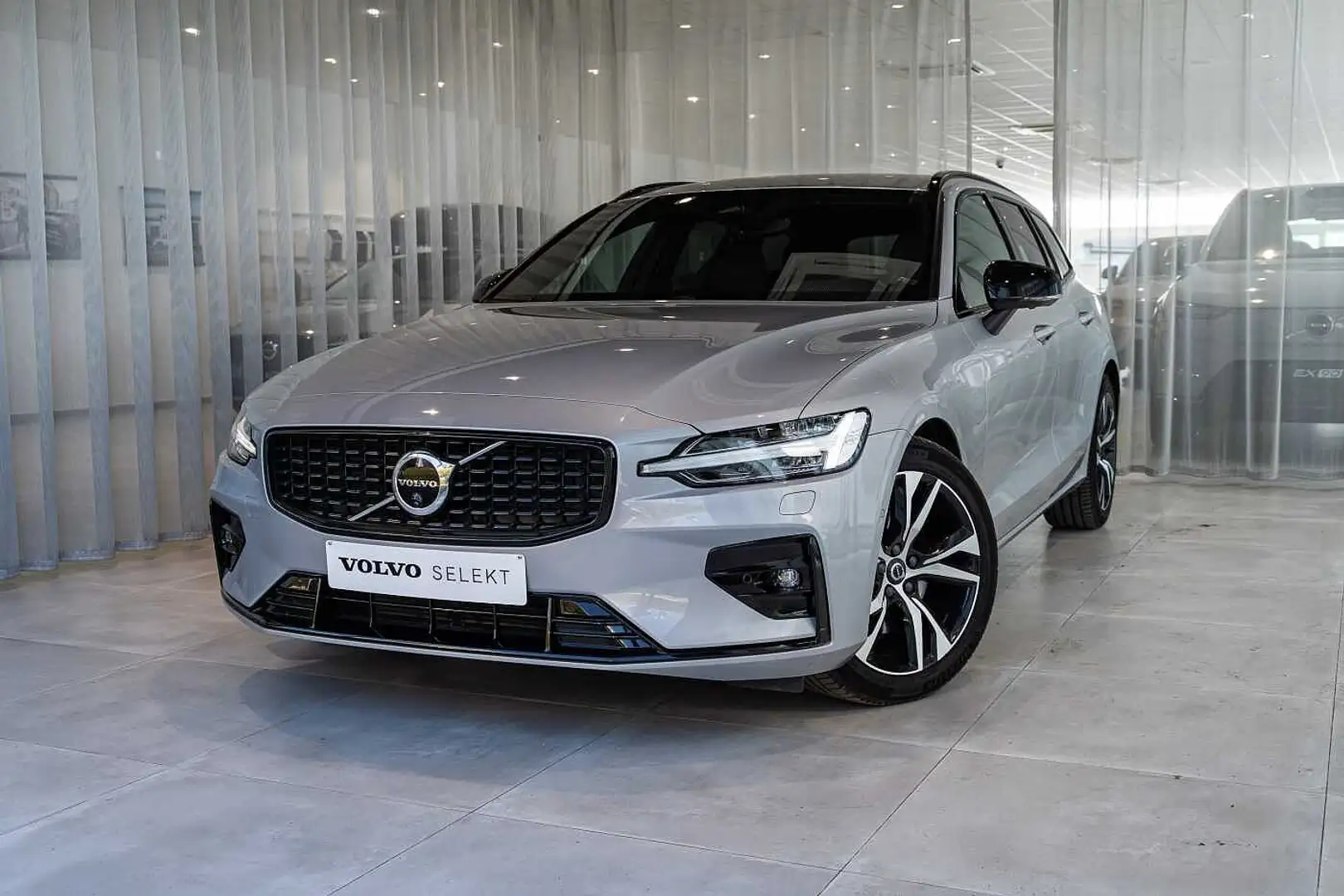 Volvo V60 Plus Dark  B4 Mild Hybrid Essence Silber - 1