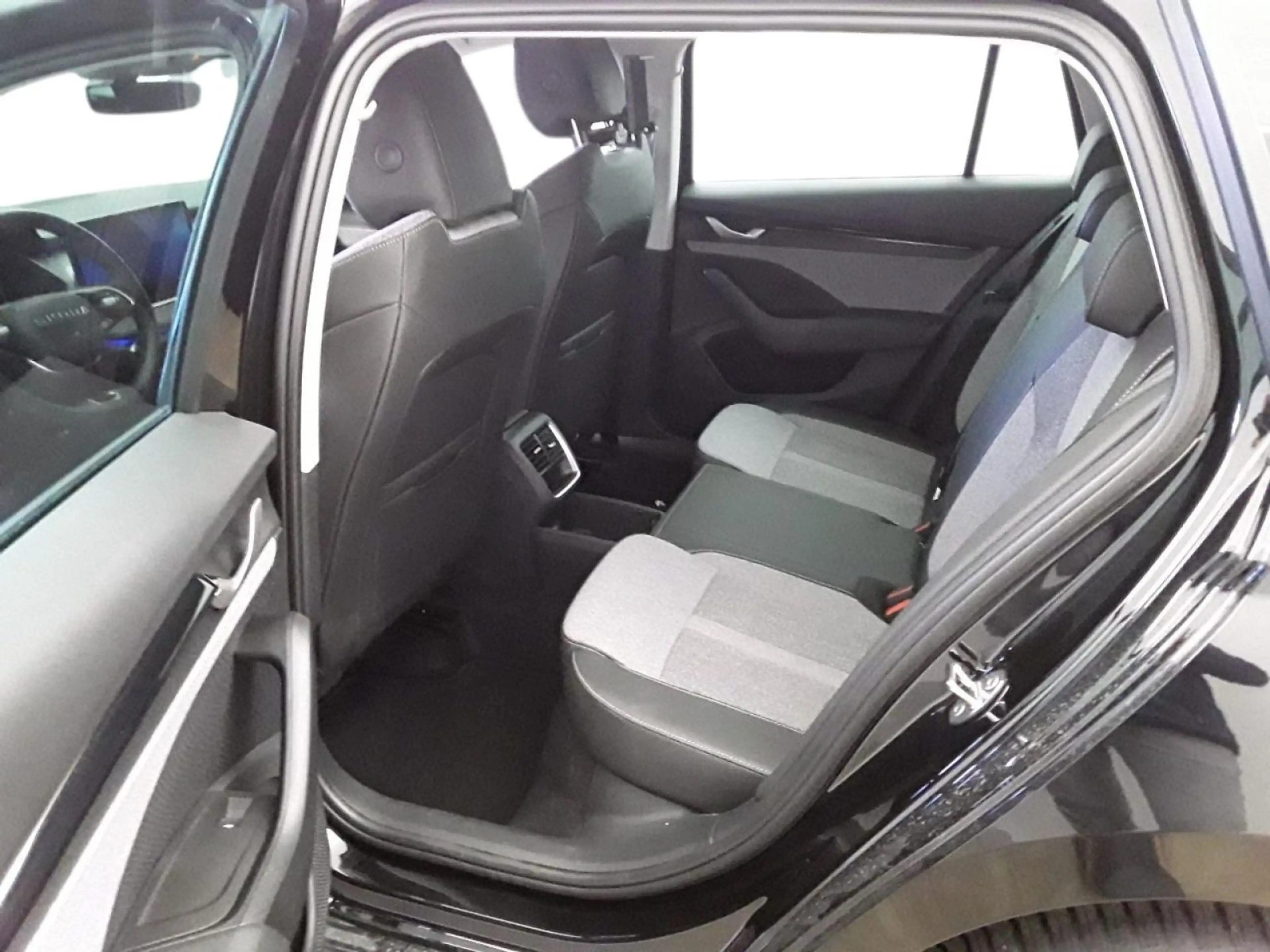 Skoda Octavia Combi 2.0TDI DSG Selection AHK Navi LED — photo 6