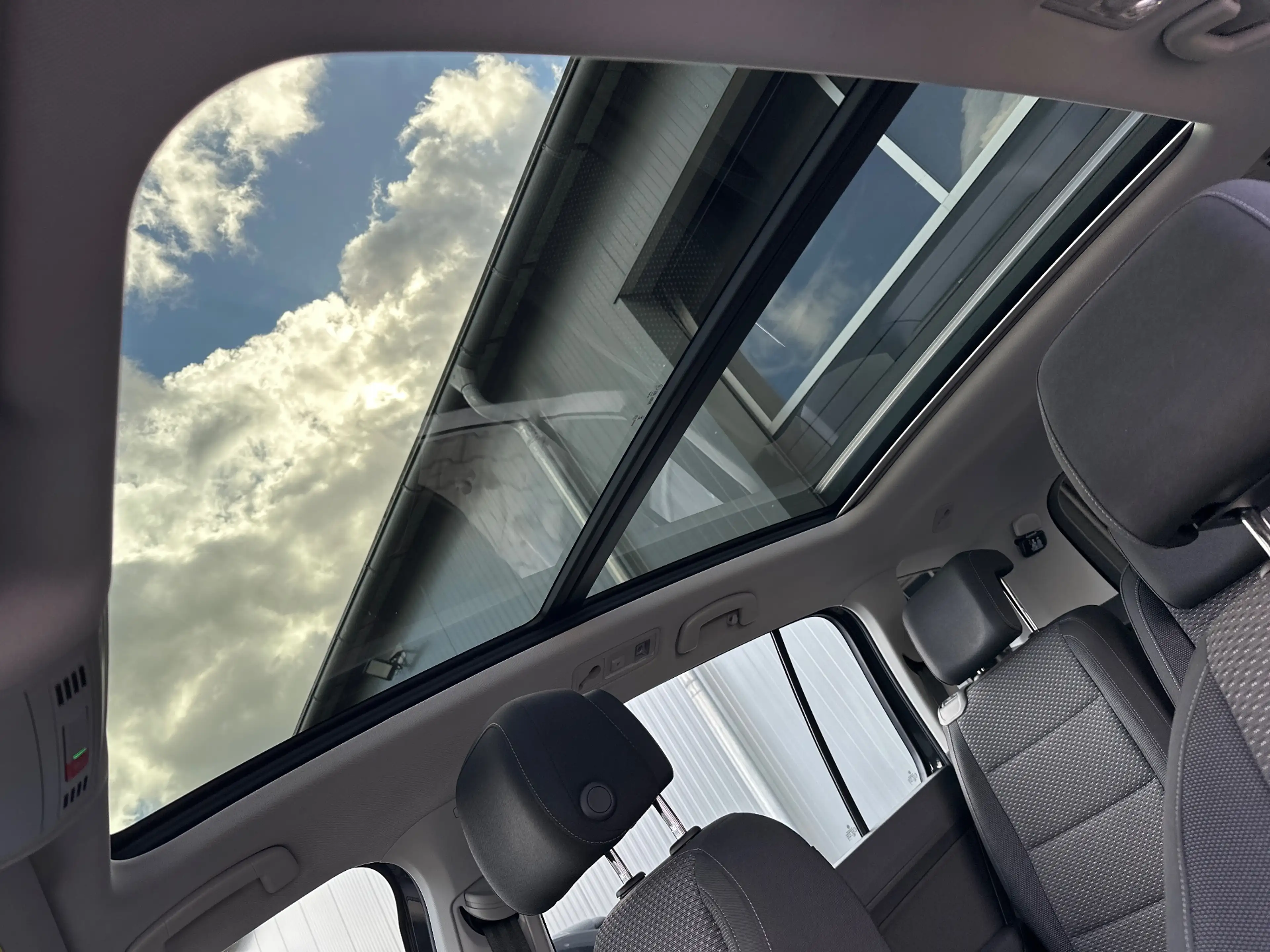 Volkswagen Touran 2.0 TDI DSG CL 7-Sitzer NAV+LED+ACC+PANO — photo 12