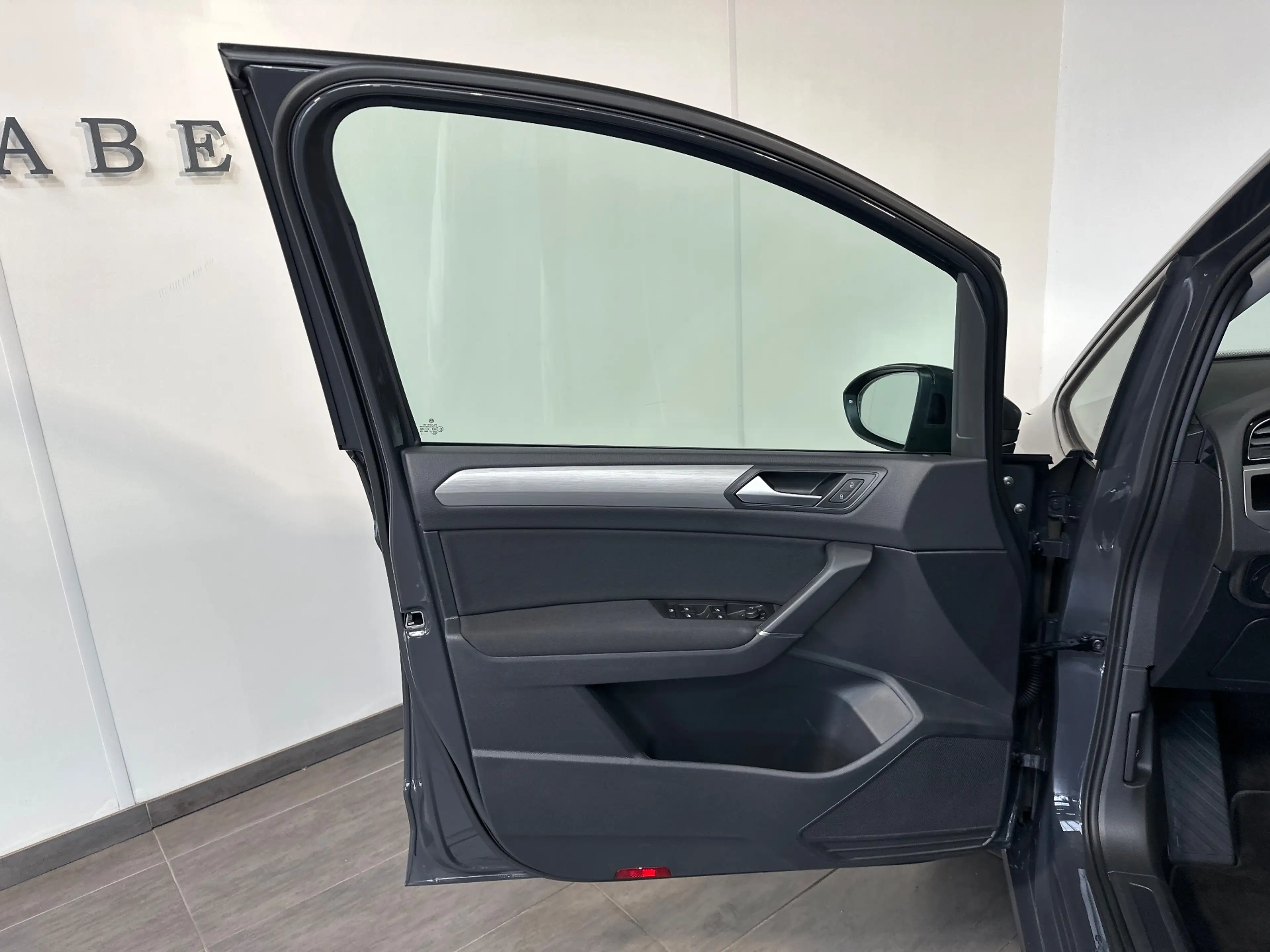 Volkswagen Touran 2.0 TDI DSG CL 7-Sitzer NAV+LED+ACC+PANO — photo 6