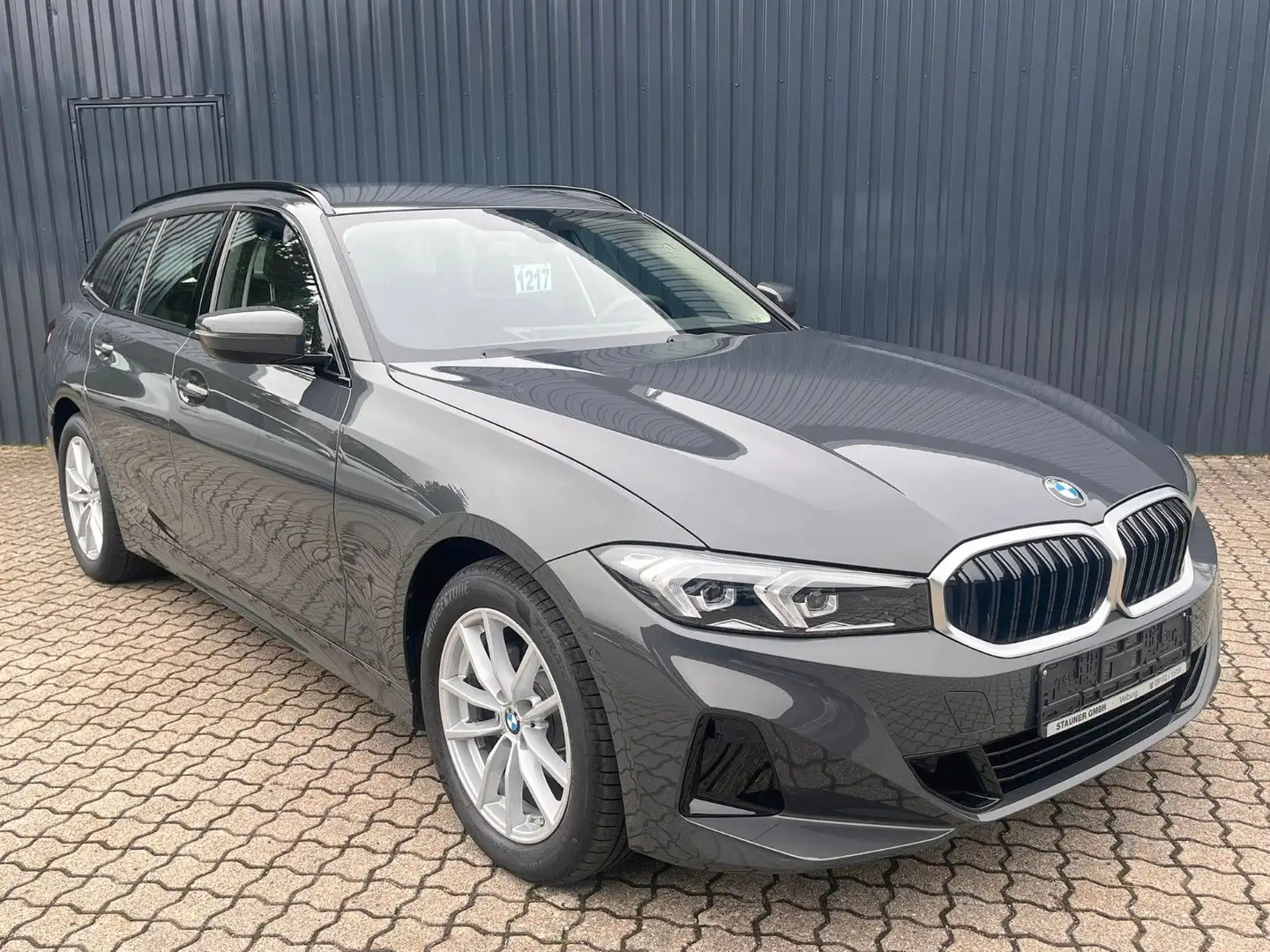 BMW 318 i Aut. Touring Facelift/Kamera/Komfortzug/LED Grau - 2