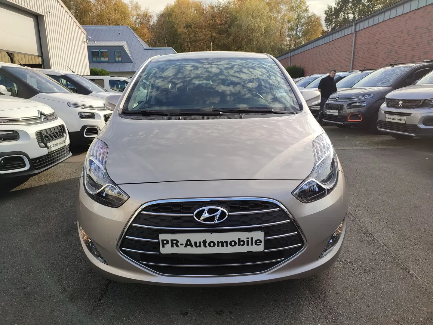 Hyundai iX20 1.6 Automatik/Navi+Cam/Klimaaut/Alufelgen Beige - 2