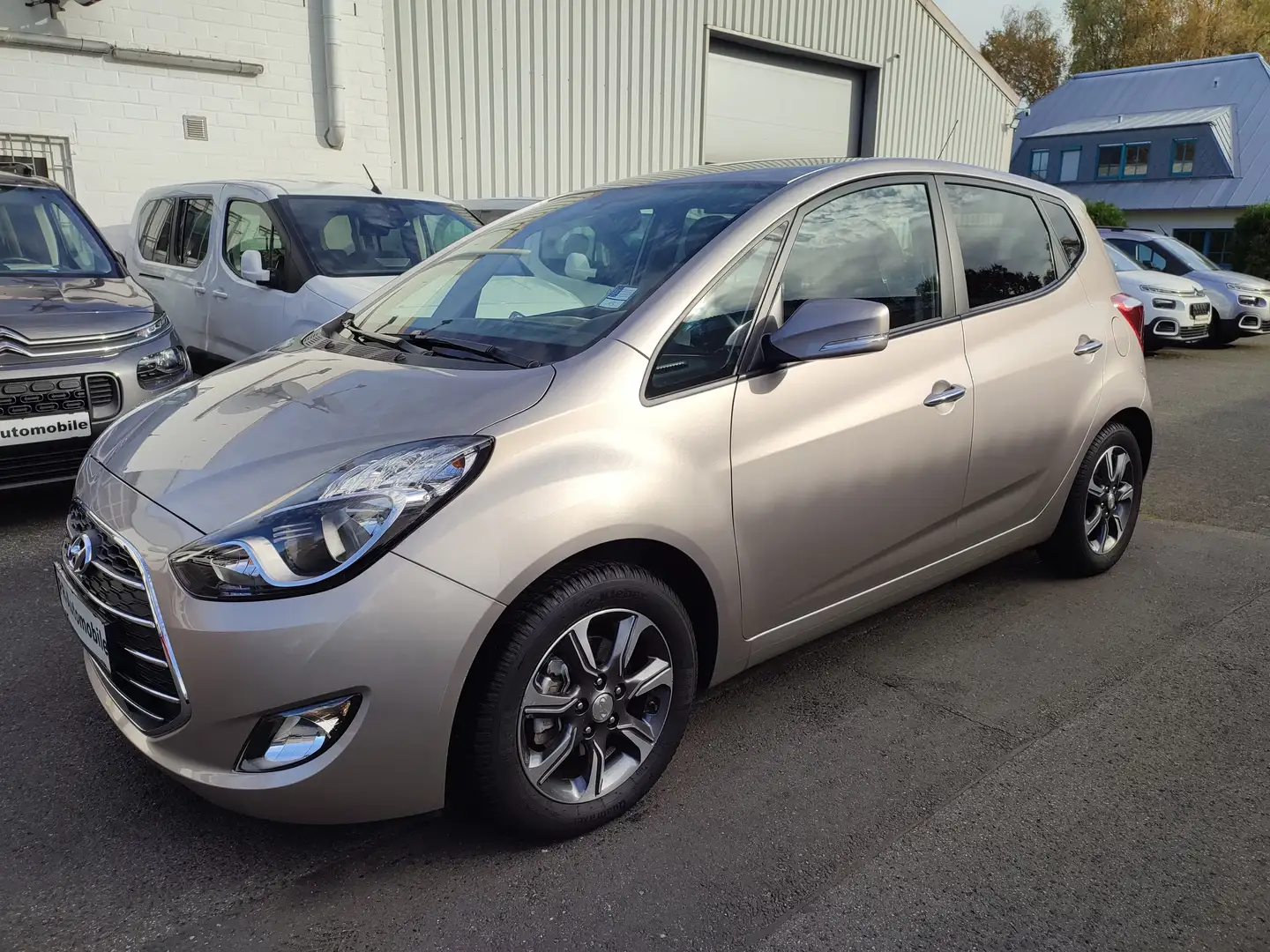 Hyundai iX20 1.6 Automatik/Navi+Cam/Klimaaut/Alufelgen Beige - 1