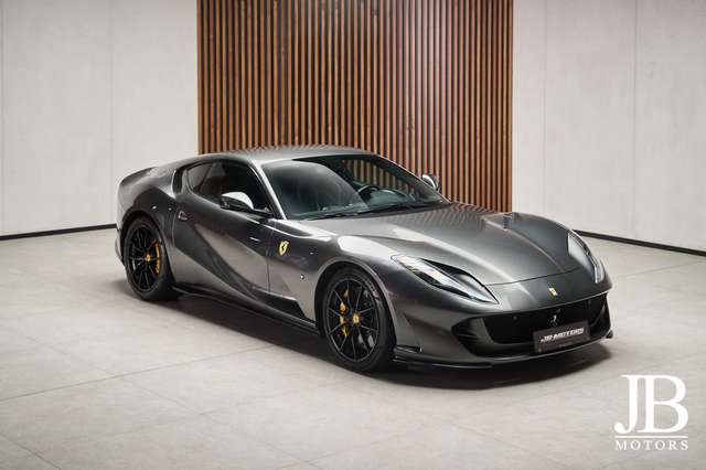 Imagine Ferrari 812 Superfast Lift LED Carbon