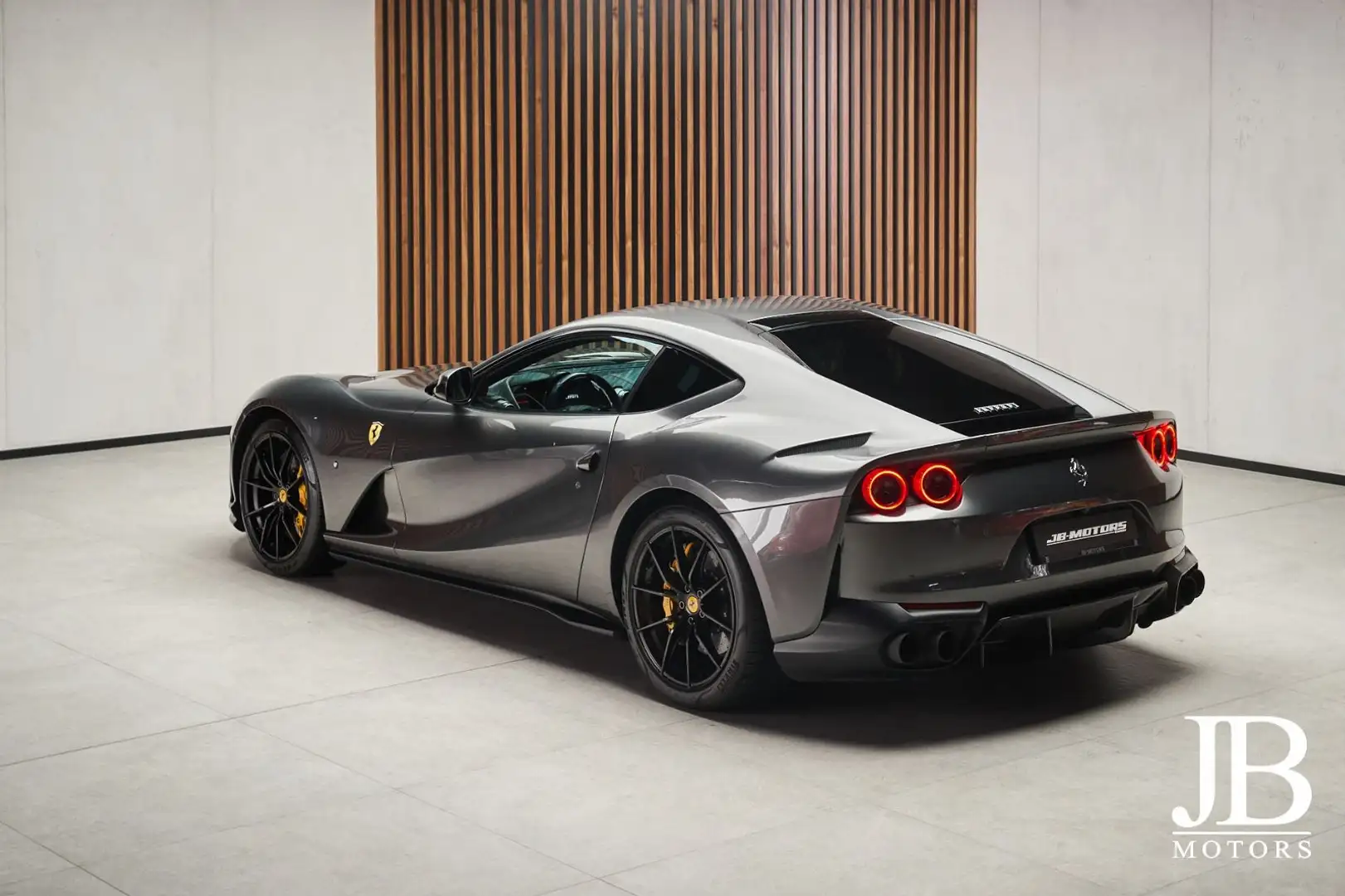 Ferrari 812 Superfast Lift LED Carbon Grau - 2
