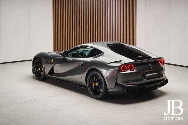 Ferrari 812 Superfast Lift LED Carbon